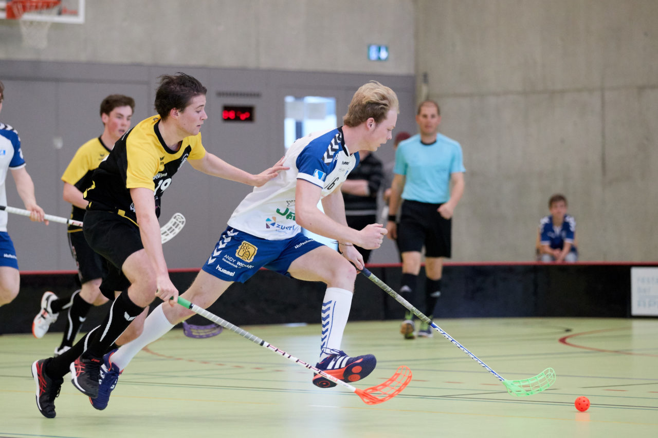 Zug United Junioren U21B Aufstiegsspiele U21A 
Zug United - Iron Marmots Davos-Klosters Resultat 7 : 4 
am 18. März 2017 in der Sporthalle Dorfmatt in Rotkreuz 
Zug United gewinnt die Aufstiegsspiele mit 3 : 0 und steigt in die höchste Liga U21A auf. Bild: Michael Peter