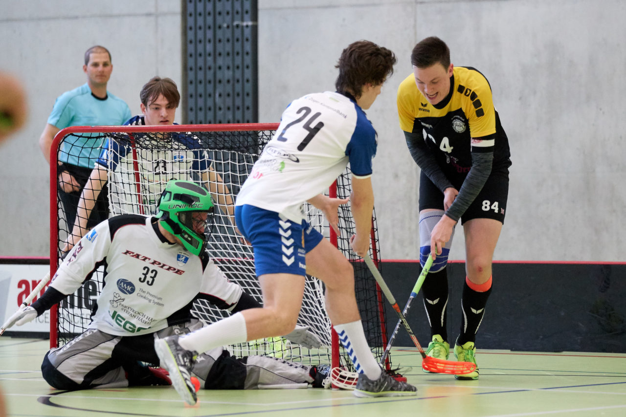 Zug United Junioren U21B Aufstiegsspiele U21A 
Zug United - Iron Marmots Davos-Klosters Resultat 7 : 4 
am 18. März 2017 in der Sporthalle Dorfmatt in Rotkreuz 
Zug United gewinnt die Aufstiegsspiele mit 3 : 0 und steigt in die höchste Liga U21A auf. Bild: Michael Peter