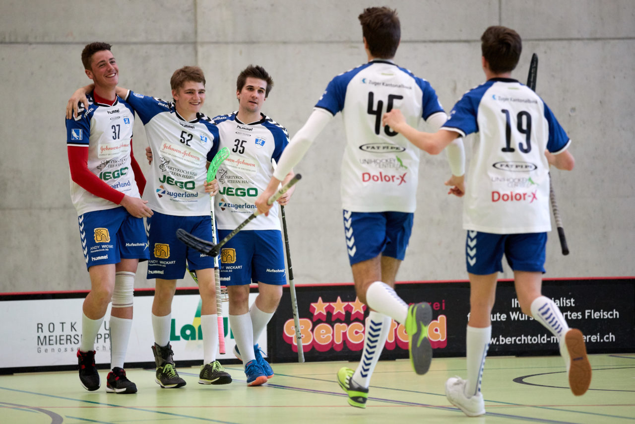 Zug United Junioren U21B Aufstiegsspiele U21A 
Zug United - Iron Marmots Davos-Klosters Resultat 7 : 4 
am 18. März 2017 in der Sporthalle Dorfmatt in Rotkreuz 
Zug United gewinnt die Aufstiegsspiele mit 3 : 0 und steigt in die höchste Liga U21A auf. Bild: Michael Peter