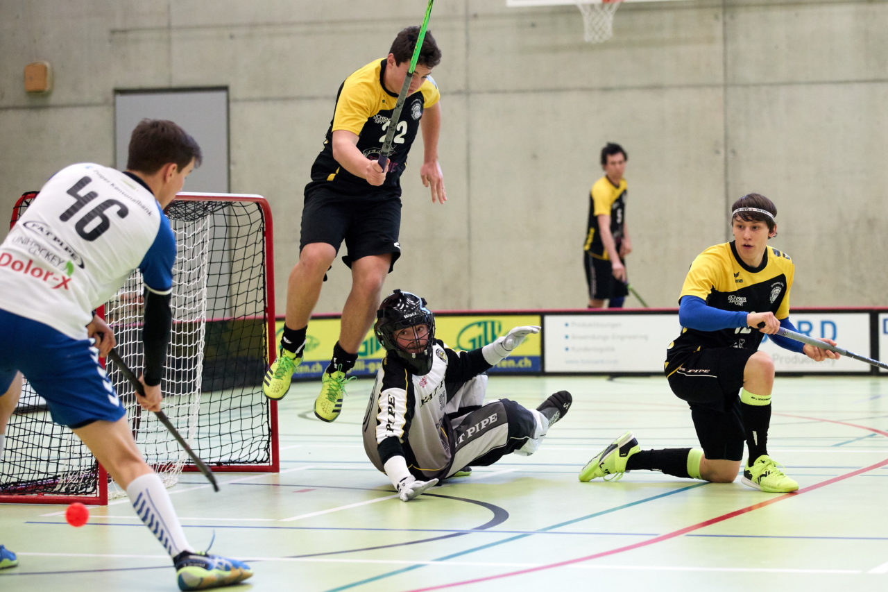 Zug United Junioren U21B Aufstiegsspiele U21A 
Zug United - Iron Marmots Davos-Klosters Resultat 7 : 4 
am 18. März 2017 in der Sporthalle Dorfmatt in Rotkreuz 
Zug United gewinnt die Aufstiegsspiele mit 3 : 0 und steigt in die höchste Liga U21A auf. Bild: Michael Peter