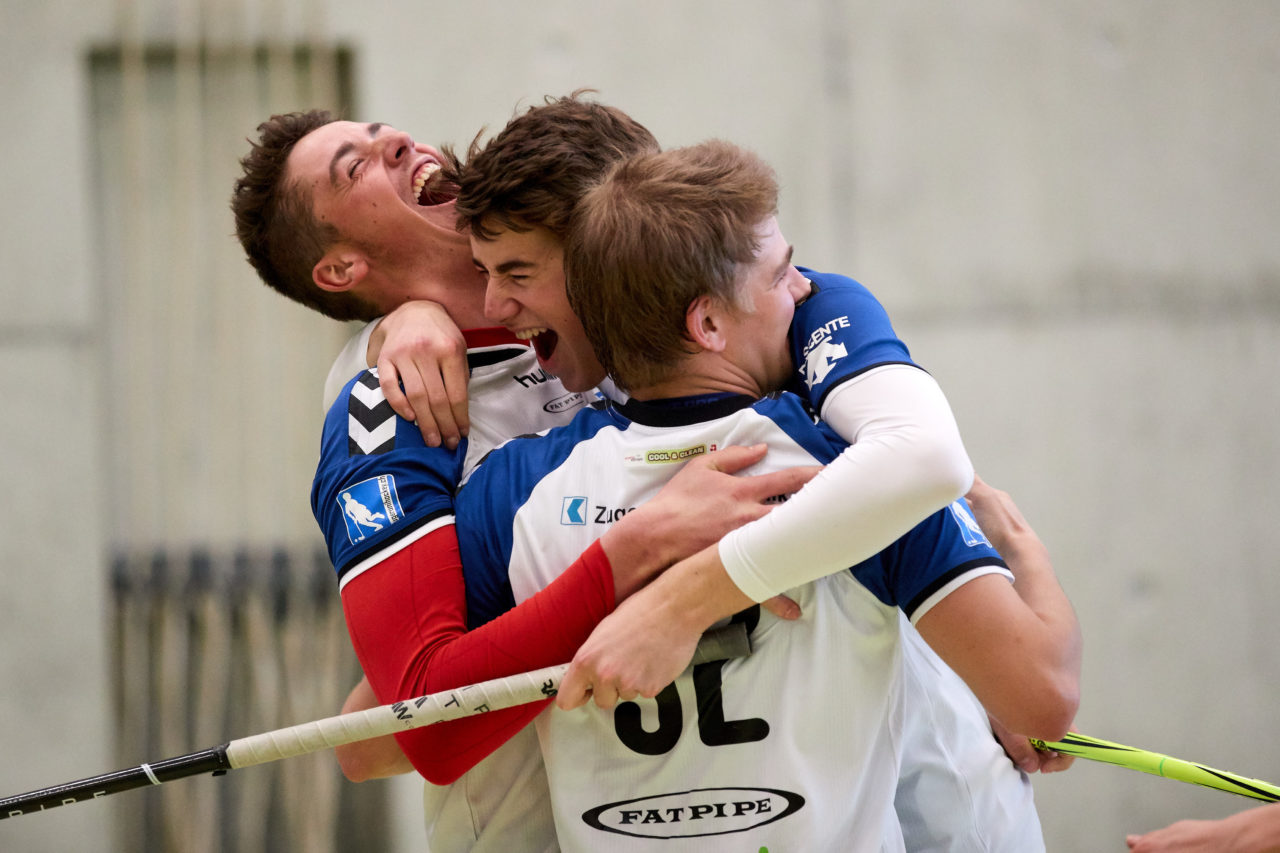 Zug United Junioren U21B Aufstiegsspiele U21A 
Zug United - Iron Marmots Davos-Klosters Resultat 7 : 4 
am 18. März 2017 in der Sporthalle Dorfmatt in Rotkreuz 
Zug United gewinnt die Aufstiegsspiele mit 3 : 0 und steigt in die höchste Liga U21A auf. Bild: Michael Peter