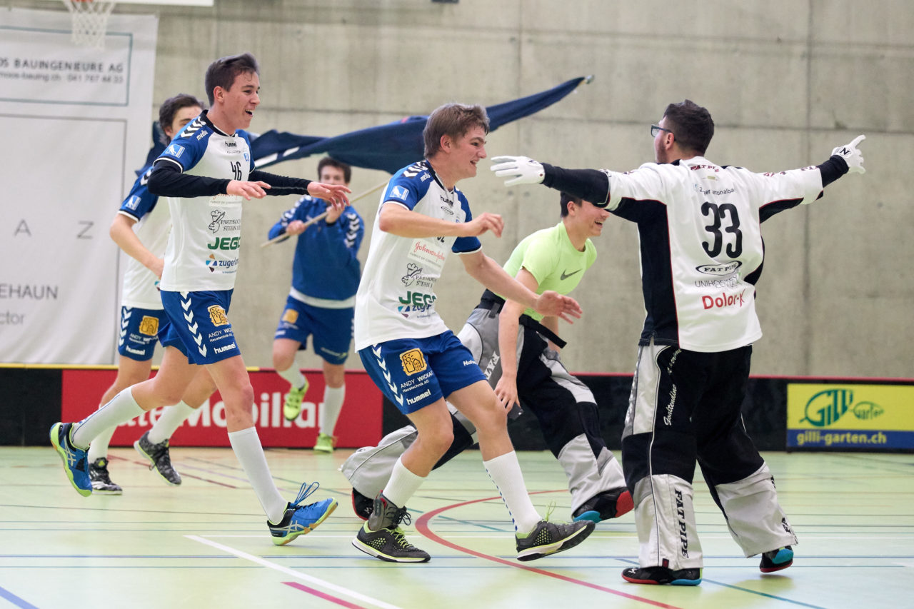 Zug United Junioren U21B Aufstiegsspiele U21A 
Zug United - Iron Marmots Davos-Klosters Resultat 7 : 4 
am 18. März 2017 in der Sporthalle Dorfmatt in Rotkreuz 
Zug United gewinnt die Aufstiegsspiele mit 3 : 0 und steigt in die höchste Liga U21A auf. Bild: Michael Peter
