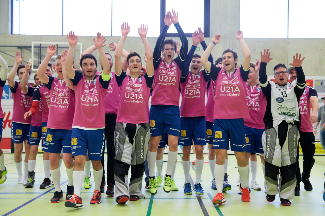 Zug United Junioren U21B Aufstiegsspiele U21A 
Zug United - Iron Marmots Davos-Klosters Resultat 7 : 4 
am 18. März 2017 in der Sporthalle Dorfmatt in Rotkreuz 
Zug United gewinnt die Aufstiegsspiele mit 3 : 0 und steigt in die höchste Liga U21A auf. Bild: Michael Peter