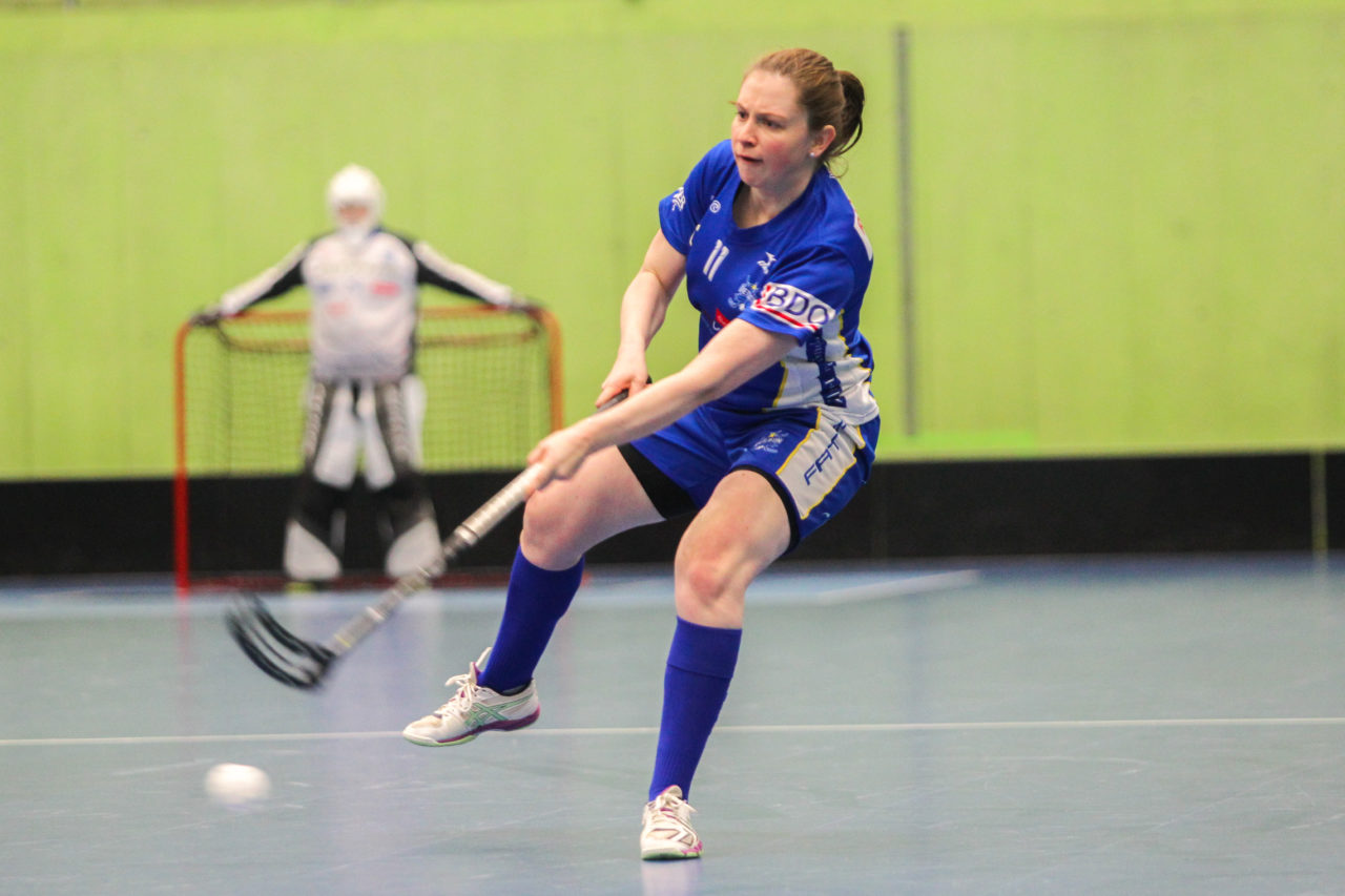 Hardau (Zürich), 11.03.2017, Unihockey Damen NLA Playoffs Spiel 1, UHC Dietlikon - Aergera Giffers, Laura Buergi (Nr. 11, UHC Dietlikon) mit einem Abschlussversuch

(Claudio Schwarz, unihockey-fotos.ch)

Copyright: Claudio Schwarz, unihockey-fotos.ch – Dieses Bild wurde durch swiss unihockey lizenziert und darf ausschliesslich auf den Online-Kanälen von swiss unihockey verwendet werden. Die redaktionelle oder kommerzielle Nutzung durch Dritte (Medien, Vereine, Unternehmen oder Privatpersonen) per Download von diesem flickr-Account ist ausgeschlossen. Das Bild kann bei Interesse via unihockey-fotos.ch kostenpflichtig lizenziert werden. unihockey-fotos.ch behält sich vor, fehlbaren Medien, Vereinen, Unternehmen oder Privatpersonen Bilder mit einem Zuschlag in Rechnung zu stellen.
