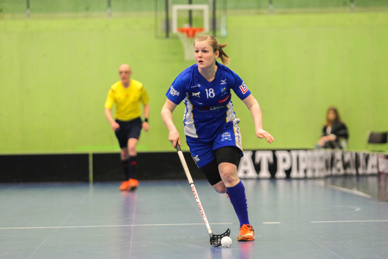 Hardau (Zürich), 11.03.2017, Unihockey Damen NLA Playoffs Spiel 1, UHC Dietlikon - Aergera Giffers, Rahel Zellweger (Nr. 18, UHC Dietlikon) am Ball

(Claudio Schwarz, unihockey-fotos.ch)

Copyright: Claudio Schwarz, unihockey-fotos.ch – Dieses Bild wurde durch swiss unihockey lizenziert und darf ausschliesslich auf den Online-Kanälen von swiss unihockey verwendet werden. Die redaktionelle oder kommerzielle Nutzung durch Dritte (Medien, Vereine, Unternehmen oder Privatpersonen) per Download von diesem flickr-Account ist ausgeschlossen. Das Bild kann bei Interesse via unihockey-fotos.ch kostenpflichtig lizenziert werden. unihockey-fotos.ch behält sich vor, fehlbaren Medien, Vereinen, Unternehmen oder Privatpersonen Bilder mit einem Zuschlag in Rechnung zu stellen.