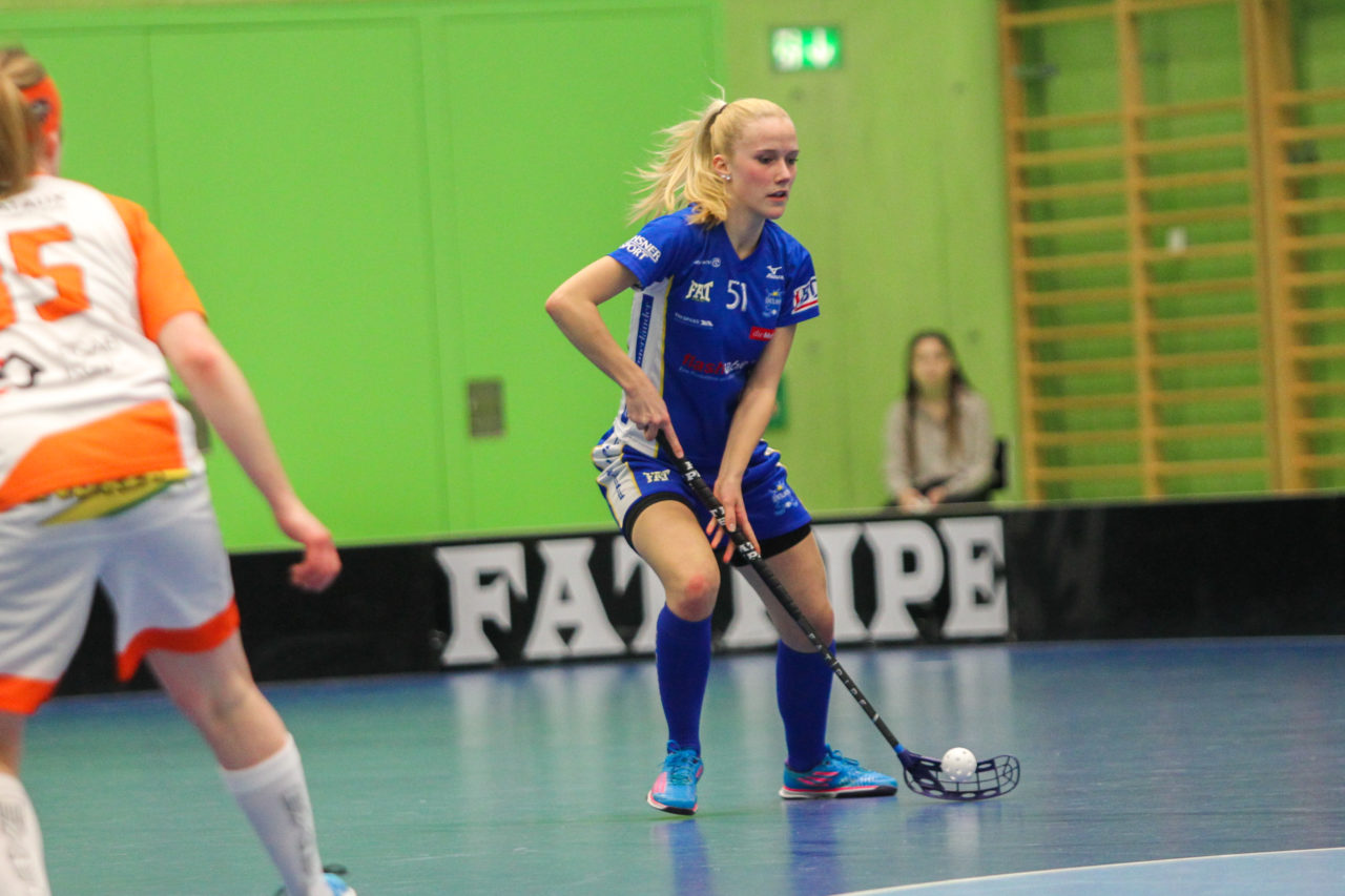 Hardau (Zürich), 11.03.2017, Unihockey Damen NLA Playoffs Spiel 1, UHC Dietlikon - Aergera Giffers,Sereina Zwissler (Nr. 51, UHC Dietlikon) am Ball 

(Claudio Schwarz, unihockey-fotos.ch)

Copyright: Claudio Schwarz, unihockey-fotos.ch – Dieses Bild wurde durch swiss unihockey lizenziert und darf ausschliesslich auf den Online-Kanälen von swiss unihockey verwendet werden. Die redaktionelle oder kommerzielle Nutzung durch Dritte (Medien, Vereine, Unternehmen oder Privatpersonen) per Download von diesem flickr-Account ist ausgeschlossen. Das Bild kann bei Interesse via unihockey-fotos.ch kostenpflichtig lizenziert werden. unihockey-fotos.ch behält sich vor, fehlbaren Medien, Vereinen, Unternehmen oder Privatpersonen Bilder mit einem Zuschlag in Rechnung zu stellen.