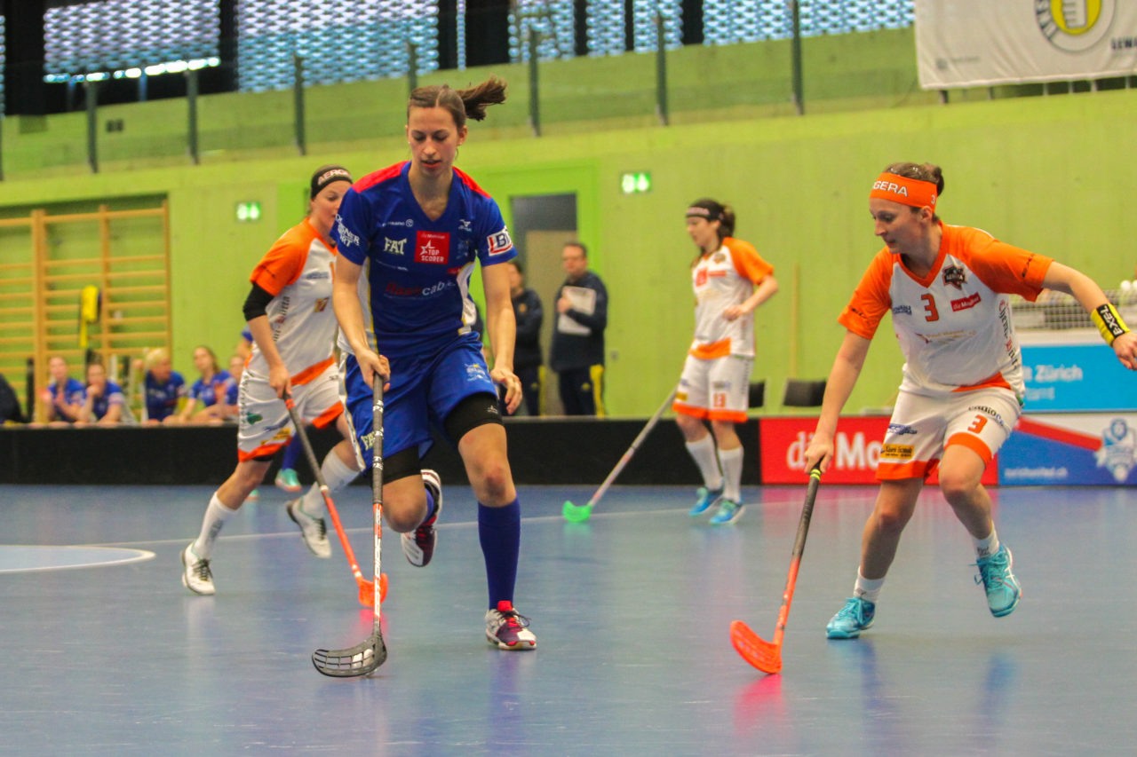 Hardau (Zürich), 11.03.2017, Unihockey Damen NLA Playoffs Spiel 1, UHC Dietlikon - Aergera Giffers, Andrea Gaemperli (Nr. 5, UHC Dietlikon) am Ball

(Claudio Schwarz, unihockey-fotos.ch)

Copyright: Claudio Schwarz, unihockey-fotos.ch – Dieses Bild wurde durch swiss unihockey lizenziert und darf ausschliesslich auf den Online-Kanälen von swiss unihockey verwendet werden. Die redaktionelle oder kommerzielle Nutzung durch Dritte (Medien, Vereine, Unternehmen oder Privatpersonen) per Download von diesem flickr-Account ist ausgeschlossen. Das Bild kann bei Interesse via unihockey-fotos.ch kostenpflichtig lizenziert werden. unihockey-fotos.ch behält sich vor, fehlbaren Medien, Vereinen, Unternehmen oder Privatpersonen Bilder mit einem Zuschlag in Rechnung zu stellen.