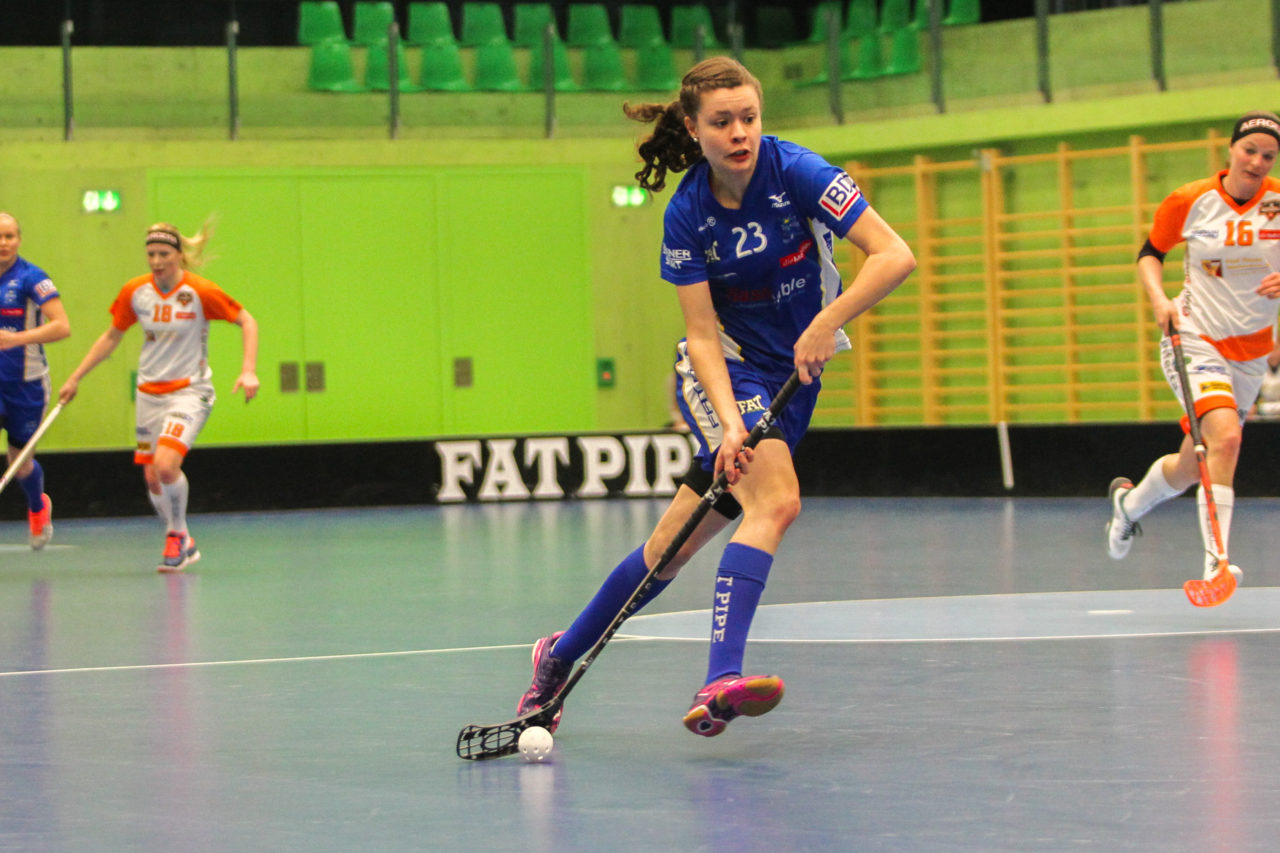 Hardau (Zürich), 11.03.2017, Unihockey Damen NLA Playoffs Spiel 1, UHC Dietlikon - Aergera Giffers, Isabelle Gerig (Nr. 23, UHC Dietlikon) spielt einen Pass

(Claudio Schwarz, unihockey-fotos.ch)

Copyright: Claudio Schwarz, unihockey-fotos.ch – Dieses Bild wurde durch swiss unihockey lizenziert und darf ausschliesslich auf den Online-Kanälen von swiss unihockey verwendet werden. Die redaktionelle oder kommerzielle Nutzung durch Dritte (Medien, Vereine, Unternehmen oder Privatpersonen) per Download von diesem flickr-Account ist ausgeschlossen. Das Bild kann bei Interesse via unihockey-fotos.ch kostenpflichtig lizenziert werden. unihockey-fotos.ch behält sich vor, fehlbaren Medien, Vereinen, Unternehmen oder Privatpersonen Bilder mit einem Zuschlag in Rechnung zu stellen.