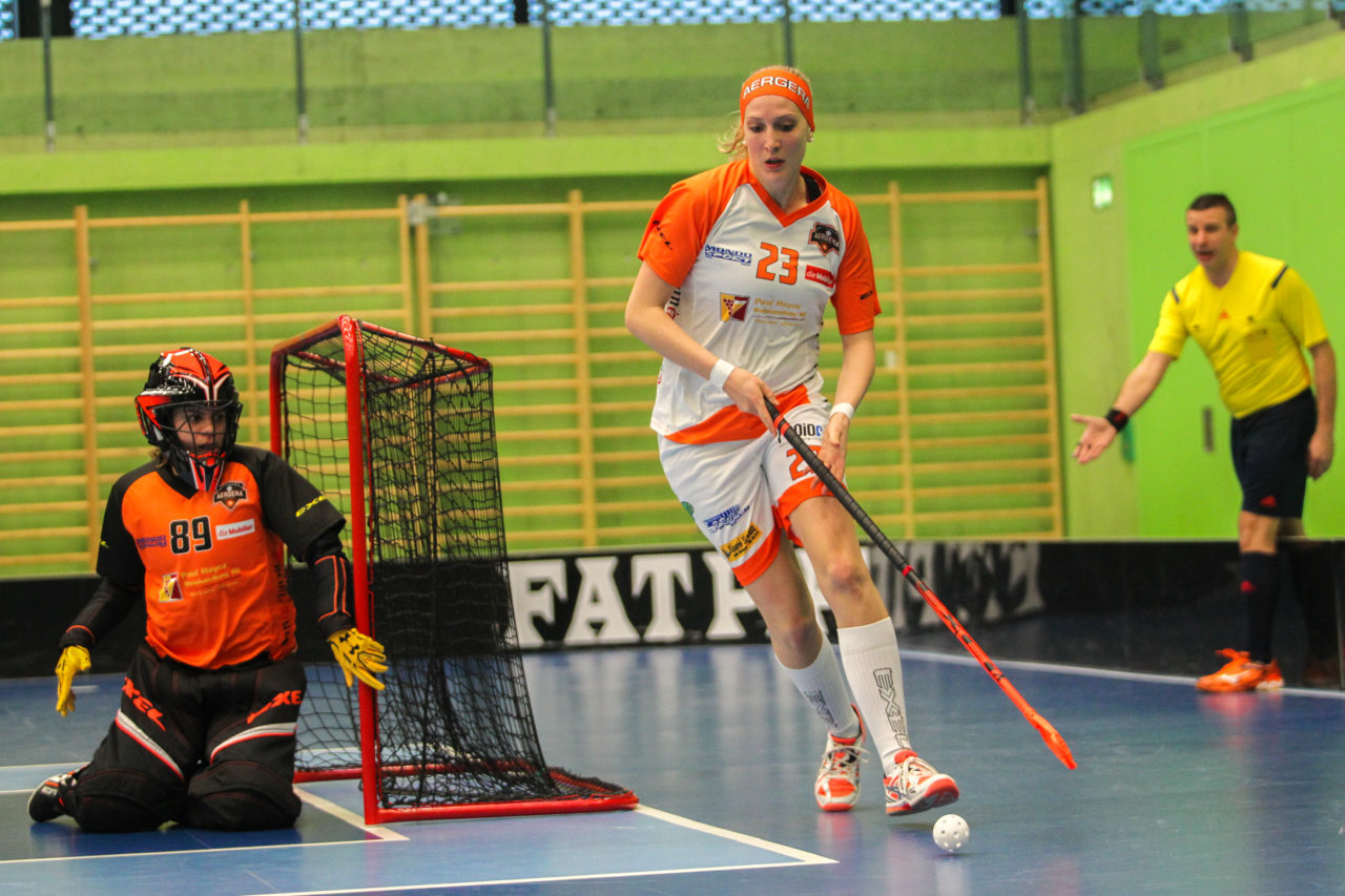 Hardau (Zürich), 11.03.2017, Unihockey Damen NLA Playoffs Spiel 1, UHC Dietlikon - Aergera Giffers, Adrienne Wieland (Nr. 23, Aergera Giffers) am Ball

(Claudio Schwarz, unihockey-fotos.ch)

Copyright: Claudio Schwarz, unihockey-fotos.ch – Dieses Bild wurde durch swiss unihockey lizenziert und darf ausschliesslich auf den Online-Kanälen von swiss unihockey verwendet werden. Die redaktionelle oder kommerzielle Nutzung durch Dritte (Medien, Vereine, Unternehmen oder Privatpersonen) per Download von diesem flickr-Account ist ausgeschlossen. Das Bild kann bei Interesse via unihockey-fotos.ch kostenpflichtig lizenziert werden. unihockey-fotos.ch behält sich vor, fehlbaren Medien, Vereinen, Unternehmen oder Privatpersonen Bilder mit einem Zuschlag in Rechnung zu stellen.