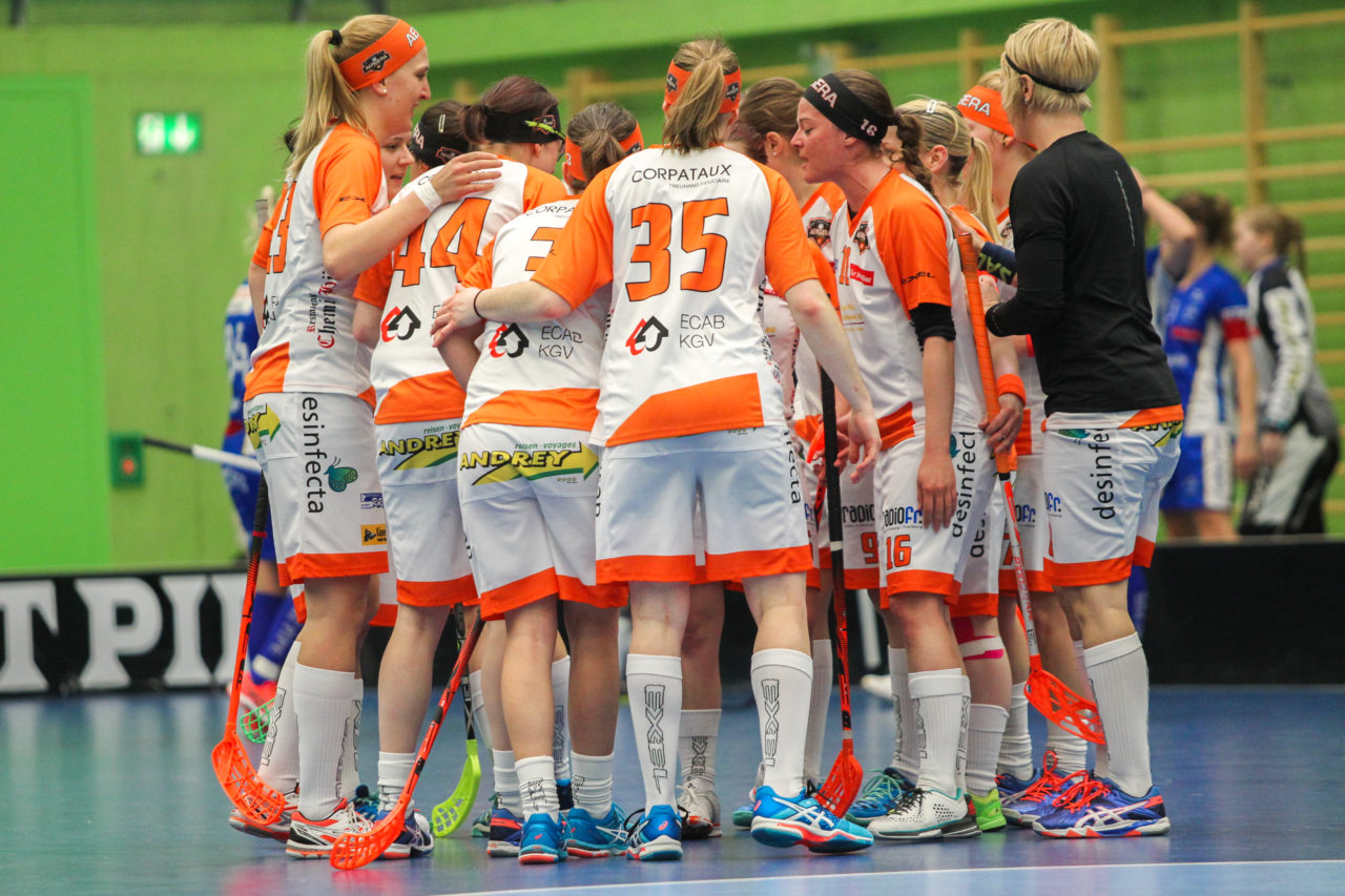 Hardau (Zürich), 11.03.2017, Unihockey Damen NLA Playoffs Spiel 1, UHC Dietlikon - Aergera Giffers, Torjubel Aergera Giffers

(Claudio Schwarz, unihockey-fotos.ch)

Copyright: Claudio Schwarz, unihockey-fotos.ch – Dieses Bild wurde durch swiss unihockey lizenziert und darf ausschliesslich auf den Online-Kanälen von swiss unihockey verwendet werden. Die redaktionelle oder kommerzielle Nutzung durch Dritte (Medien, Vereine, Unternehmen oder Privatpersonen) per Download von diesem flickr-Account ist ausgeschlossen. Das Bild kann bei Interesse via unihockey-fotos.ch kostenpflichtig lizenziert werden. unihockey-fotos.ch behält sich vor, fehlbaren Medien, Vereinen, Unternehmen oder Privatpersonen Bilder mit einem Zuschlag in Rechnung zu stellen.