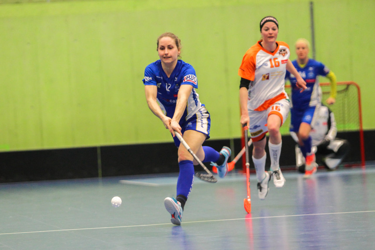 Hardau (Zürich), 11.03.2017, Unihockey Damen NLA Playoffs Spiel 1, UHC Dietlikon - Aergera Giffers, Tanja Stella (Nr. 12, UHC Dietlikon) spielt einen Pass

(Claudio Schwarz, unihockey-fotos.ch)

Copyright: Claudio Schwarz, unihockey-fotos.ch – Dieses Bild wurde durch swiss unihockey lizenziert und darf ausschliesslich auf den Online-Kanälen von swiss unihockey verwendet werden. Die redaktionelle oder kommerzielle Nutzung durch Dritte (Medien, Vereine, Unternehmen oder Privatpersonen) per Download von diesem flickr-Account ist ausgeschlossen. Das Bild kann bei Interesse via unihockey-fotos.ch kostenpflichtig lizenziert werden. unihockey-fotos.ch behält sich vor, fehlbaren Medien, Vereinen, Unternehmen oder Privatpersonen Bilder mit einem Zuschlag in Rechnung zu stellen.