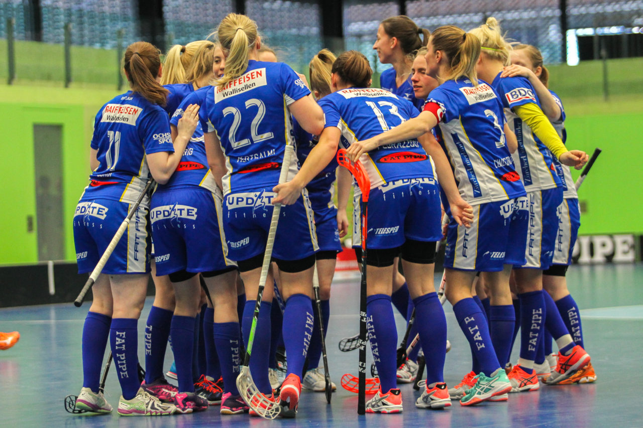 Hardau (Zürich), 11.03.2017, Unihockey Damen NLA Playoffs Spiel 1, UHC Dietlikon - Aergera Giffers, Torjubel UHC Dietlikon

(Claudio Schwarz, unihockey-fotos.ch)

Copyright: Claudio Schwarz, unihockey-fotos.ch – Dieses Bild wurde durch swiss unihockey lizenziert und darf ausschliesslich auf den Online-Kanälen von swiss unihockey verwendet werden. Die redaktionelle oder kommerzielle Nutzung durch Dritte (Medien, Vereine, Unternehmen oder Privatpersonen) per Download von diesem flickr-Account ist ausgeschlossen. Das Bild kann bei Interesse via unihockey-fotos.ch kostenpflichtig lizenziert werden. unihockey-fotos.ch behält sich vor, fehlbaren Medien, Vereinen, Unternehmen oder Privatpersonen Bilder mit einem Zuschlag in Rechnung zu stellen.