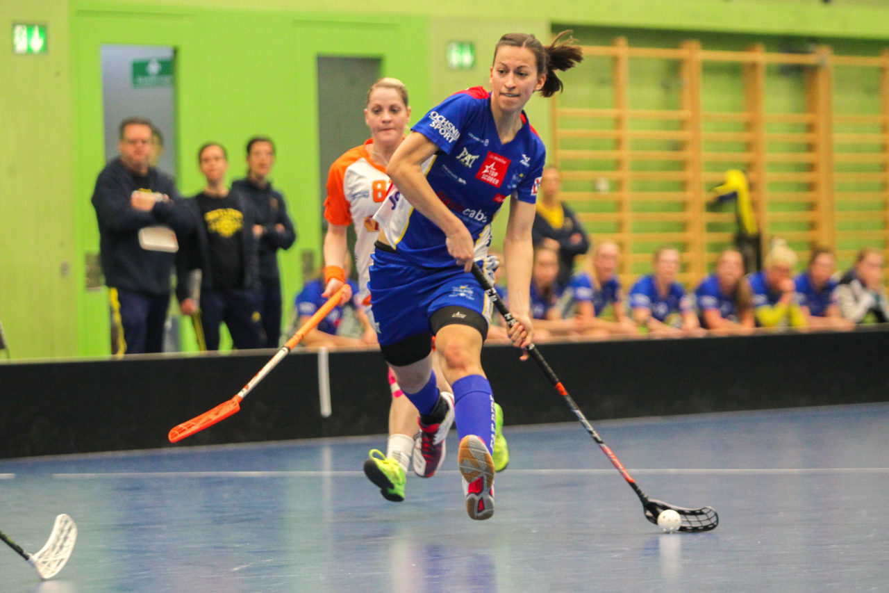 Hardau (Zürich), 11.03.2017, Unihockey Damen NLA Playoffs Spiel 1, UHC Dietlikon - Aergera Giffers, Andrea Gaemperli (Nr. 5, UHC Dietlikon) mit einem Abschlussversuch

(Claudio Schwarz, unihockey-fotos.ch)

Copyright: Claudio Schwarz, unihockey-fotos.ch – Dieses Bild wurde durch swiss unihockey lizenziert und darf ausschliesslich auf den Online-Kanälen von swiss unihockey verwendet werden. Die redaktionelle oder kommerzielle Nutzung durch Dritte (Medien, Vereine, Unternehmen oder Privatpersonen) per Download von diesem flickr-Account ist ausgeschlossen. Das Bild kann bei Interesse via unihockey-fotos.ch kostenpflichtig lizenziert werden. unihockey-fotos.ch behält sich vor, fehlbaren Medien, Vereinen, Unternehmen oder Privatpersonen Bilder mit einem Zuschlag in Rechnung zu stellen.