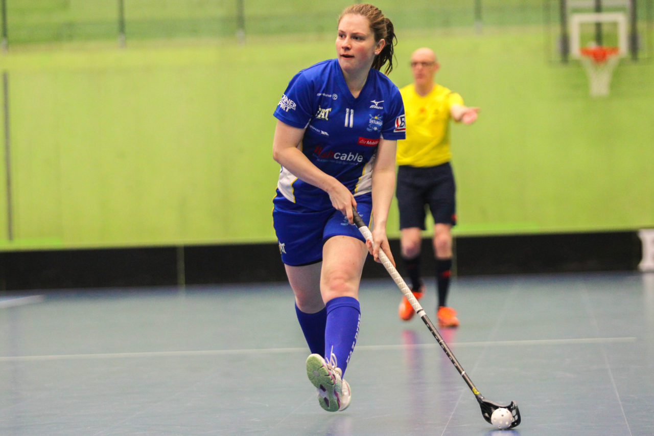 Hardau (Zürich), 11.03.2017, Unihockey Damen NLA Playoffs Spiel 1, UHC Dietlikon - Aergera Giffers, Laura Buergi (Nr. 11, UHC Dietlikon) am Ball

(Claudio Schwarz, unihockey-fotos.ch)

Copyright: Claudio Schwarz, unihockey-fotos.ch – Dieses Bild wurde durch swiss unihockey lizenziert und darf ausschliesslich auf den Online-Kanälen von swiss unihockey verwendet werden. Die redaktionelle oder kommerzielle Nutzung durch Dritte (Medien, Vereine, Unternehmen oder Privatpersonen) per Download von diesem flickr-Account ist ausgeschlossen. Das Bild kann bei Interesse via unihockey-fotos.ch kostenpflichtig lizenziert werden. unihockey-fotos.ch behält sich vor, fehlbaren Medien, Vereinen, Unternehmen oder Privatpersonen Bilder mit einem Zuschlag in Rechnung zu stellen.