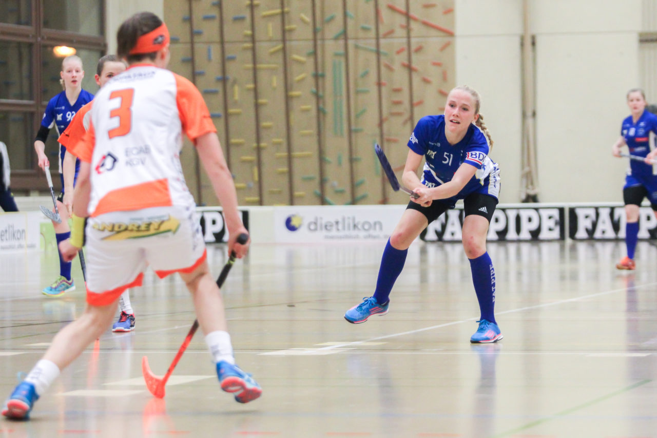 Hüenerweid (Dietlikon), 18.03.2017, Unihockey Damen NLA Playoff  Spiel 3, UHC Dietlikon - Aergera Giffers, Sereina Zwissler (Nr. 51, UHC Dietlikon) mit einem Abschlussversuch

(Claudio Schwarz, unihockey-fotos.ch)

Copyright: Claudio Schwarz, unihockey-fotos.ch – Dieses Bild wurde durch swiss unihockey lizenziert und darf ausschliesslich auf den Online-Kanälen von swiss unihockey verwendet werden. Die redaktionelle oder kommerzielle Nutzung durch Dritte (Medien, Vereine, Unternehmen oder Privatpersonen) per Download von diesem flickr-Account ist ausgeschlossen. Das Bild kann bei Interesse via unihockey-fotos.ch kostenpflichtig lizenziert werden. unihockey-fotos.ch behält sich vor, fehlbaren Medien, Vereinen, Unternehmen oder Privatpersonen Bilder mit einem Zuschlag in Rechnung zu stellen.
