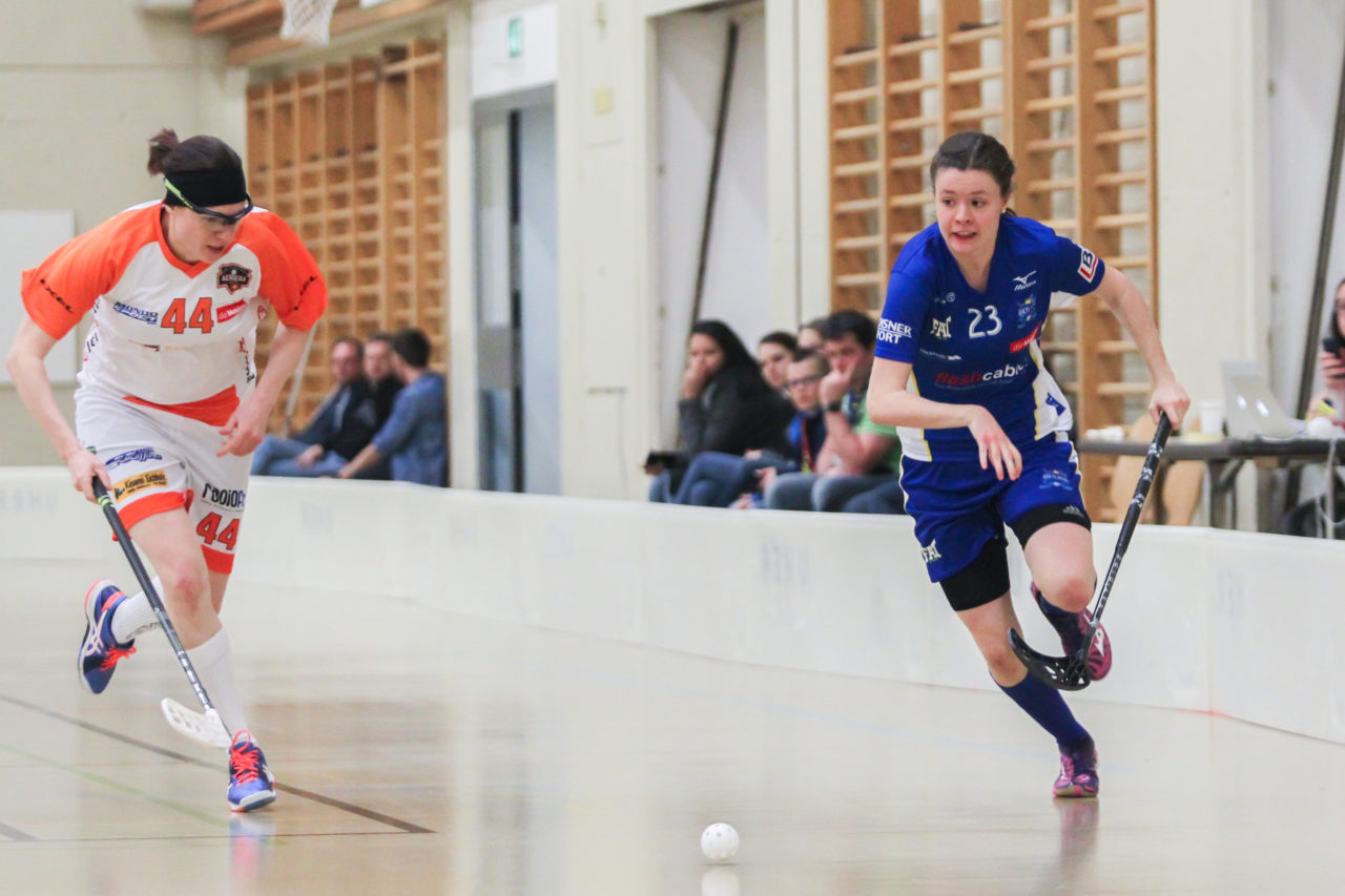 Hüenerweid (Dietlikon), 18.03.2017, Unihockey Damen NLA Playoff  Spiel 3, UHC Dietlikon - Aergera Giffers, Isabelle Gerig (Nr. 23, UHC Dietlikon) zieht an Nadine Dietrich (Nr. 44, Aergera Giffers) vorbei

(Claudio Schwarz, unihockey-fotos.ch)

Copyright: Claudio Schwarz, unihockey-fotos.ch – Dieses Bild wurde durch swiss unihockey lizenziert und darf ausschliesslich auf den Online-Kanälen von swiss unihockey verwendet werden. Die redaktionelle oder kommerzielle Nutzung durch Dritte (Medien, Vereine, Unternehmen oder Privatpersonen) per Download von diesem flickr-Account ist ausgeschlossen. Das Bild kann bei Interesse via unihockey-fotos.ch kostenpflichtig lizenziert werden. unihockey-fotos.ch behält sich vor, fehlbaren Medien, Vereinen, Unternehmen oder Privatpersonen Bilder mit einem Zuschlag in Rechnung zu stellen.