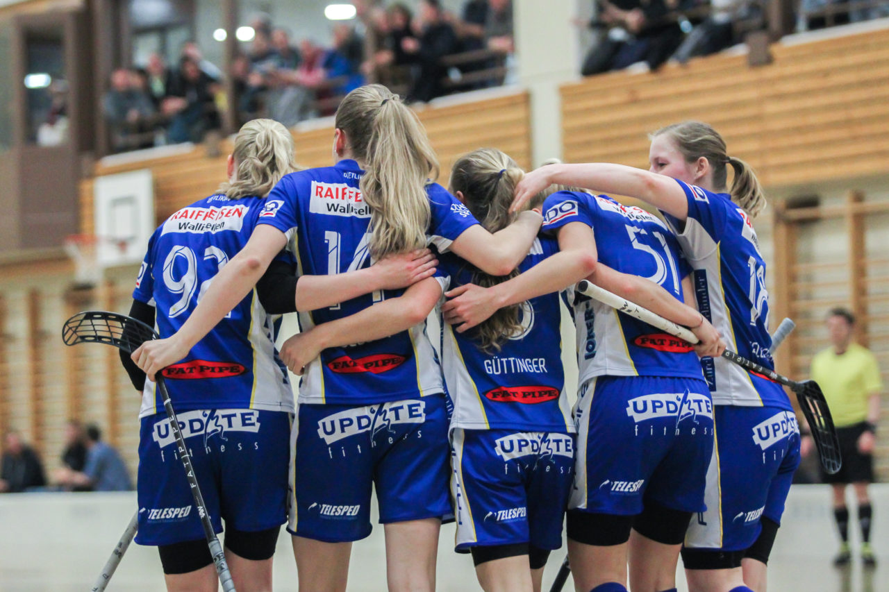 Hüenerweid (Dietlikon), 18.03.2017, Unihockey Damen NLA Playoff  Spiel 3, UHC Dietlikon - Aergera Giffers, Torjubel UHC Dietlikon

(Claudio Schwarz, unihockey-fotos.ch)

Copyright: Claudio Schwarz, unihockey-fotos.ch – Dieses Bild wurde durch swiss unihockey lizenziert und darf ausschliesslich auf den Online-Kanälen von swiss unihockey verwendet werden. Die redaktionelle oder kommerzielle Nutzung durch Dritte (Medien, Vereine, Unternehmen oder Privatpersonen) per Download von diesem flickr-Account ist ausgeschlossen. Das Bild kann bei Interesse via unihockey-fotos.ch kostenpflichtig lizenziert werden. unihockey-fotos.ch behält sich vor, fehlbaren Medien, Vereinen, Unternehmen oder Privatpersonen Bilder mit einem Zuschlag in Rechnung zu stellen.