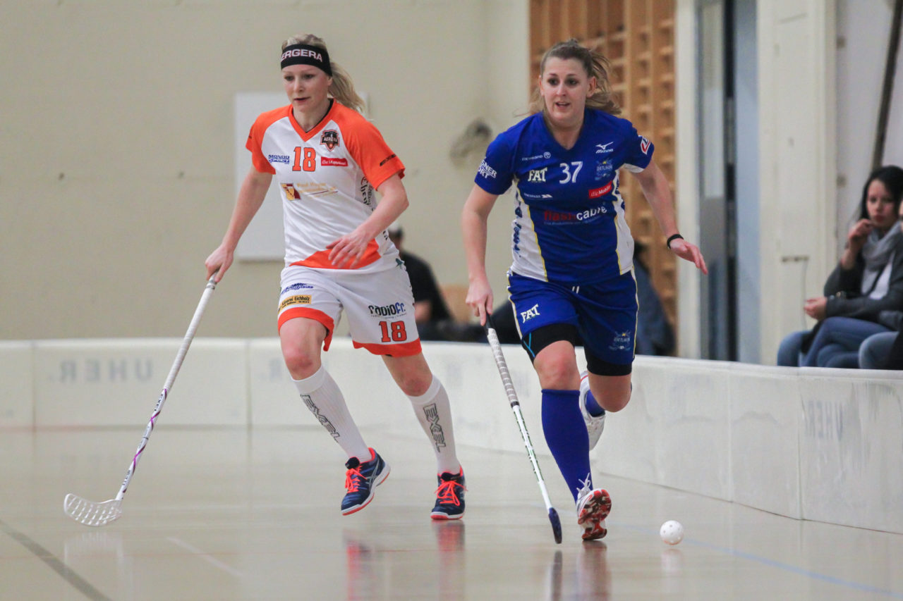 Hüenerweid (Dietlikon), 18.03.2017, Unihockey Damen NLA Playoff  Spiel 3, UHC Dietlikon - Aergera Giffers, Martina Buri (Nr. 18, Aergera Giffers) verfolgt Andrea Streiff (Nr. 37, UHC Dietlikon)

(Claudio Schwarz, unihockey-fotos.ch)

Copyright: Claudio Schwarz, unihockey-fotos.ch – Dieses Bild wurde durch swiss unihockey lizenziert und darf ausschliesslich auf den Online-Kanälen von swiss unihockey verwendet werden. Die redaktionelle oder kommerzielle Nutzung durch Dritte (Medien, Vereine, Unternehmen oder Privatpersonen) per Download von diesem flickr-Account ist ausgeschlossen. Das Bild kann bei Interesse via unihockey-fotos.ch kostenpflichtig lizenziert werden. unihockey-fotos.ch behält sich vor, fehlbaren Medien, Vereinen, Unternehmen oder Privatpersonen Bilder mit einem Zuschlag in Rechnung zu stellen.