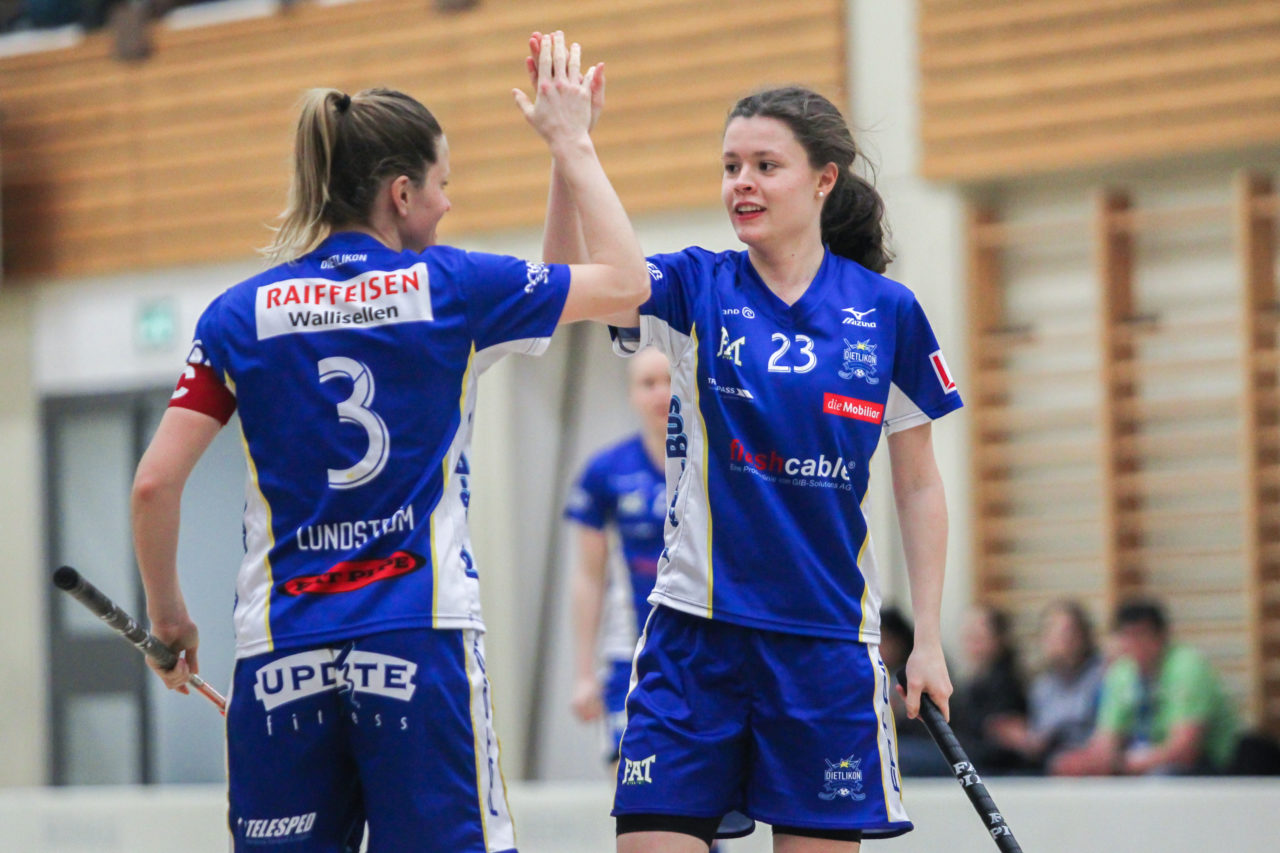 Hüenerweid (Dietlikon), 18.03.2017, Unihockey Damen NLA Playoff  Spiel 3, UHC Dietlikon - Aergera Giffers, Torjubel mit Linn Lundstroem (Nr. 3, UHC Dietlikon) und Isabelle Gerig (Nr. 23, UHC Dietlikon)

(Claudio Schwarz, unihockey-fotos.ch)

Copyright: Claudio Schwarz, unihockey-fotos.ch – Dieses Bild wurde durch swiss unihockey lizenziert und darf ausschliesslich auf den Online-Kanälen von swiss unihockey verwendet werden. Die redaktionelle oder kommerzielle Nutzung durch Dritte (Medien, Vereine, Unternehmen oder Privatpersonen) per Download von diesem flickr-Account ist ausgeschlossen. Das Bild kann bei Interesse via unihockey-fotos.ch kostenpflichtig lizenziert werden. unihockey-fotos.ch behält sich vor, fehlbaren Medien, Vereinen, Unternehmen oder Privatpersonen Bilder mit einem Zuschlag in Rechnung zu stellen.