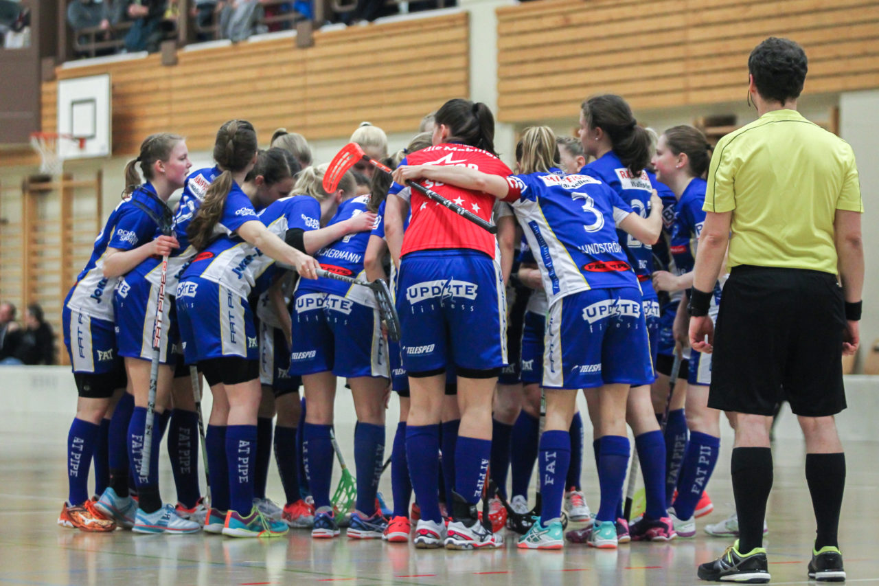 Hüenerweid (Dietlikon), 18.03.2017, Unihockey Damen NLA Playoff  Spiel 3, UHC Dietlikon - Aergera Giffers, Torjubel UHC Dietlikon

(Claudio Schwarz, unihockey-fotos.ch)

Copyright: Claudio Schwarz, unihockey-fotos.ch – Dieses Bild wurde durch swiss unihockey lizenziert und darf ausschliesslich auf den Online-Kanälen von swiss unihockey verwendet werden. Die redaktionelle oder kommerzielle Nutzung durch Dritte (Medien, Vereine, Unternehmen oder Privatpersonen) per Download von diesem flickr-Account ist ausgeschlossen. Das Bild kann bei Interesse via unihockey-fotos.ch kostenpflichtig lizenziert werden. unihockey-fotos.ch behält sich vor, fehlbaren Medien, Vereinen, Unternehmen oder Privatpersonen Bilder mit einem Zuschlag in Rechnung zu stellen.