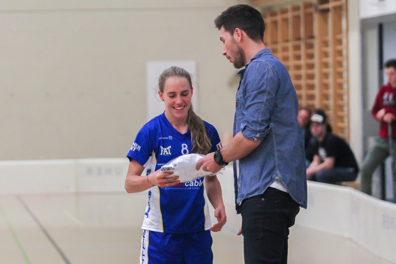 Hüenerweid (Dietlikon), 18.03.2017, Unihockey Damen NLA Playoff  Spiel 3, UHC Dietlikon - Aergera Giffers, Karin Guettinger (Nr. 8, UHC Dietlikon) wird von Michael Schmied geehrt

(Claudio Schwarz, unihockey-fotos.ch)

Copyright: Claudio Schwarz, unihockey-fotos.ch – Dieses Bild wurde durch swiss unihockey lizenziert und darf ausschliesslich auf den Online-Kanälen von swiss unihockey verwendet werden. Die redaktionelle oder kommerzielle Nutzung durch Dritte (Medien, Vereine, Unternehmen oder Privatpersonen) per Download von diesem flickr-Account ist ausgeschlossen. Das Bild kann bei Interesse via unihockey-fotos.ch kostenpflichtig lizenziert werden. unihockey-fotos.ch behält sich vor, fehlbaren Medien, Vereinen, Unternehmen oder Privatpersonen Bilder mit einem Zuschlag in Rechnung zu stellen.