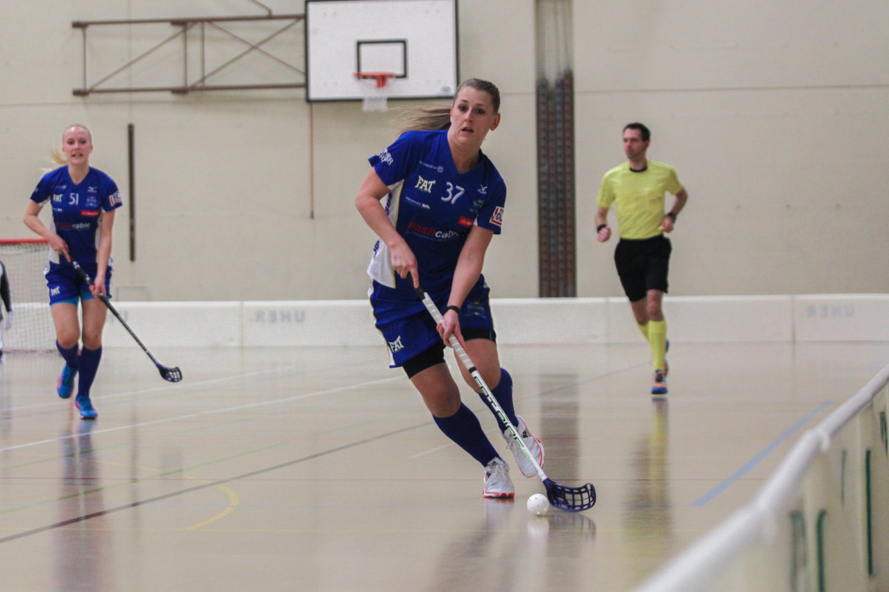 Hüenerweid (Dietlikon), 03.03.2017, Unihockey Damen NLA 21. Runde, UHC Dietlikon - UH Red Lions Frauenfeld, Andrea Streiff (Nr. 37, UHC Dietlikon) am Ball

(Claudio Schwarz, unihockey-fotos.ch)

Copyright: Claudio Schwarz, unihockey-fotos.ch – Dieses Bild wurde durch swiss unihockey lizenziert und darf ausschliesslich auf den Online-Kanälen von swiss unihockey verwendet werden. Die redaktionelle oder kommerzielle Nutzung durch Dritte (Medien, Vereine, Unternehmen oder Privatpersonen) per Download von diesem flickr-Account ist ausgeschlossen. Das Bild kann bei Interesse via unihockey-fotos.ch kostenpflichtig lizenziert werden. unihockey-fotos.ch behält sich vor, fehlbaren Medien, Vereinen, Unternehmen oder Privatpersonen Bilder mit einem Zuschlag in Rechnung zu stellen.