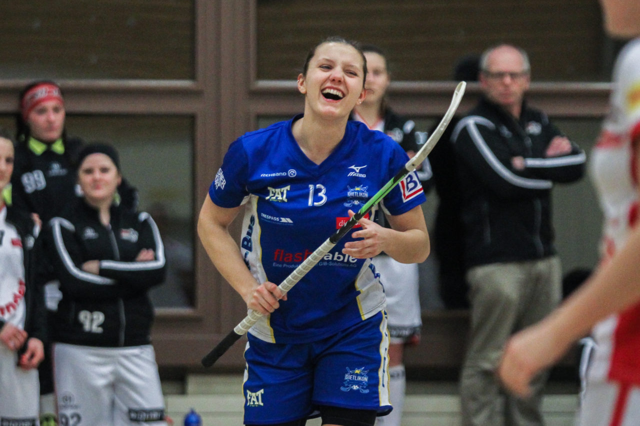 Hüenerweid (Dietlikon), 03.03.2017, Unihockey Damen NLA 21. Runde, UHC Dietlikon - UH Red Lions Frauenfeld, Linda Pedrazzoli (Nr. 13, UHC Dietlikon) bejubelt das 1:0

(Claudio Schwarz, unihockey-fotos.ch)

Copyright: Claudio Schwarz, unihockey-fotos.ch – Dieses Bild wurde durch swiss unihockey lizenziert und darf ausschliesslich auf den Online-Kanälen von swiss unihockey verwendet werden. Die redaktionelle oder kommerzielle Nutzung durch Dritte (Medien, Vereine, Unternehmen oder Privatpersonen) per Download von diesem flickr-Account ist ausgeschlossen. Das Bild kann bei Interesse via unihockey-fotos.ch kostenpflichtig lizenziert werden. unihockey-fotos.ch behält sich vor, fehlbaren Medien, Vereinen, Unternehmen oder Privatpersonen Bilder mit einem Zuschlag in Rechnung zu stellen.