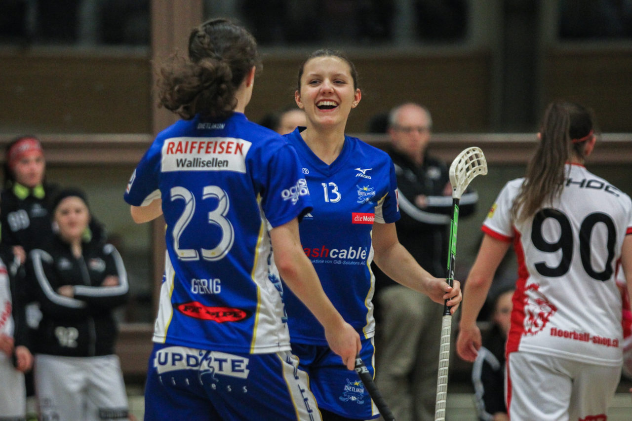 Hüenerweid (Dietlikon), 03.03.2017, Unihockey Damen NLA 21. Runde, UHC Dietlikon - UH Red Lions Frauenfeld, Linda Pedrazzoli (Nr. 13, UHC Dietlikon) bejubelt mit Isabelle Gerig (Nr. 23, UHC Dietlikon) das 1:0

(Claudio Schwarz, unihockey-fotos.ch)

Copyright: Claudio Schwarz, unihockey-fotos.ch – Dieses Bild wurde durch swiss unihockey lizenziert und darf ausschliesslich auf den Online-Kanälen von swiss unihockey verwendet werden. Die redaktionelle oder kommerzielle Nutzung durch Dritte (Medien, Vereine, Unternehmen oder Privatpersonen) per Download von diesem flickr-Account ist ausgeschlossen. Das Bild kann bei Interesse via unihockey-fotos.ch kostenpflichtig lizenziert werden. unihockey-fotos.ch behält sich vor, fehlbaren Medien, Vereinen, Unternehmen oder Privatpersonen Bilder mit einem Zuschlag in Rechnung zu stellen.