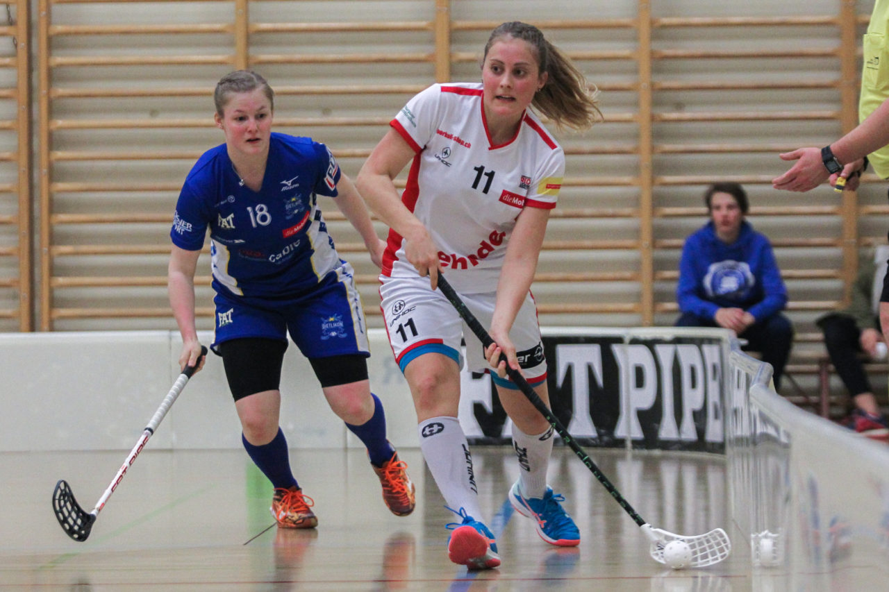 Hüenerweid (Dietlikon), 03.03.2017, Unihockey Damen NLA 21. Runde, UHC Dietlikon - UH Red Lions Frauenfeld, Seraphine Geiser (Nr. 11, UH Red Lions) wird von Rahel Zellweger (Nr. 18, UHC Dietlikon) verfolgt

(Claudio Schwarz, unihockey-fotos.ch)

Copyright: Claudio Schwarz, unihockey-fotos.ch – Dieses Bild wurde durch swiss unihockey lizenziert und darf ausschliesslich auf den Online-Kanälen von swiss unihockey verwendet werden. Die redaktionelle oder kommerzielle Nutzung durch Dritte (Medien, Vereine, Unternehmen oder Privatpersonen) per Download von diesem flickr-Account ist ausgeschlossen. Das Bild kann bei Interesse via unihockey-fotos.ch kostenpflichtig lizenziert werden. unihockey-fotos.ch behält sich vor, fehlbaren Medien, Vereinen, Unternehmen oder Privatpersonen Bilder mit einem Zuschlag in Rechnung zu stellen.