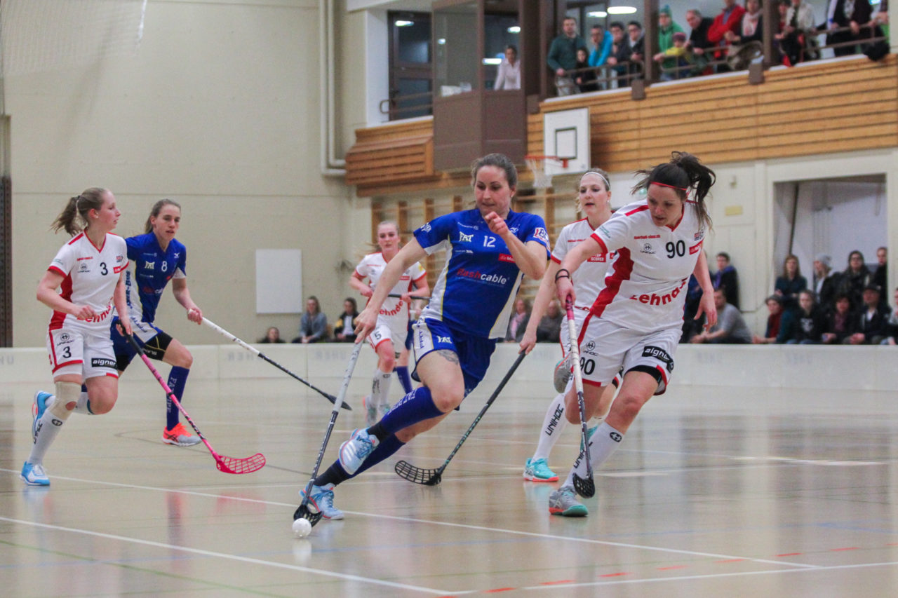 Hüenerweid (Dietlikon), 03.03.2017, Unihockey Damen NLA 21. Runde, UHC Dietlikon - UH Red Lions Frauenfeld, Tanja Stella (Nr. 12, UHC Dietlikon) zieht Andrea Ressnig (Nr. 90, UH Red Lions) davon

(Claudio Schwarz, unihockey-fotos.ch)

Copyright: Claudio Schwarz, unihockey-fotos.ch – Dieses Bild wurde durch swiss unihockey lizenziert und darf ausschliesslich auf den Online-Kanälen von swiss unihockey verwendet werden. Die redaktionelle oder kommerzielle Nutzung durch Dritte (Medien, Vereine, Unternehmen oder Privatpersonen) per Download von diesem flickr-Account ist ausgeschlossen. Das Bild kann bei Interesse via unihockey-fotos.ch kostenpflichtig lizenziert werden. unihockey-fotos.ch behält sich vor, fehlbaren Medien, Vereinen, Unternehmen oder Privatpersonen Bilder mit einem Zuschlag in Rechnung zu stellen.