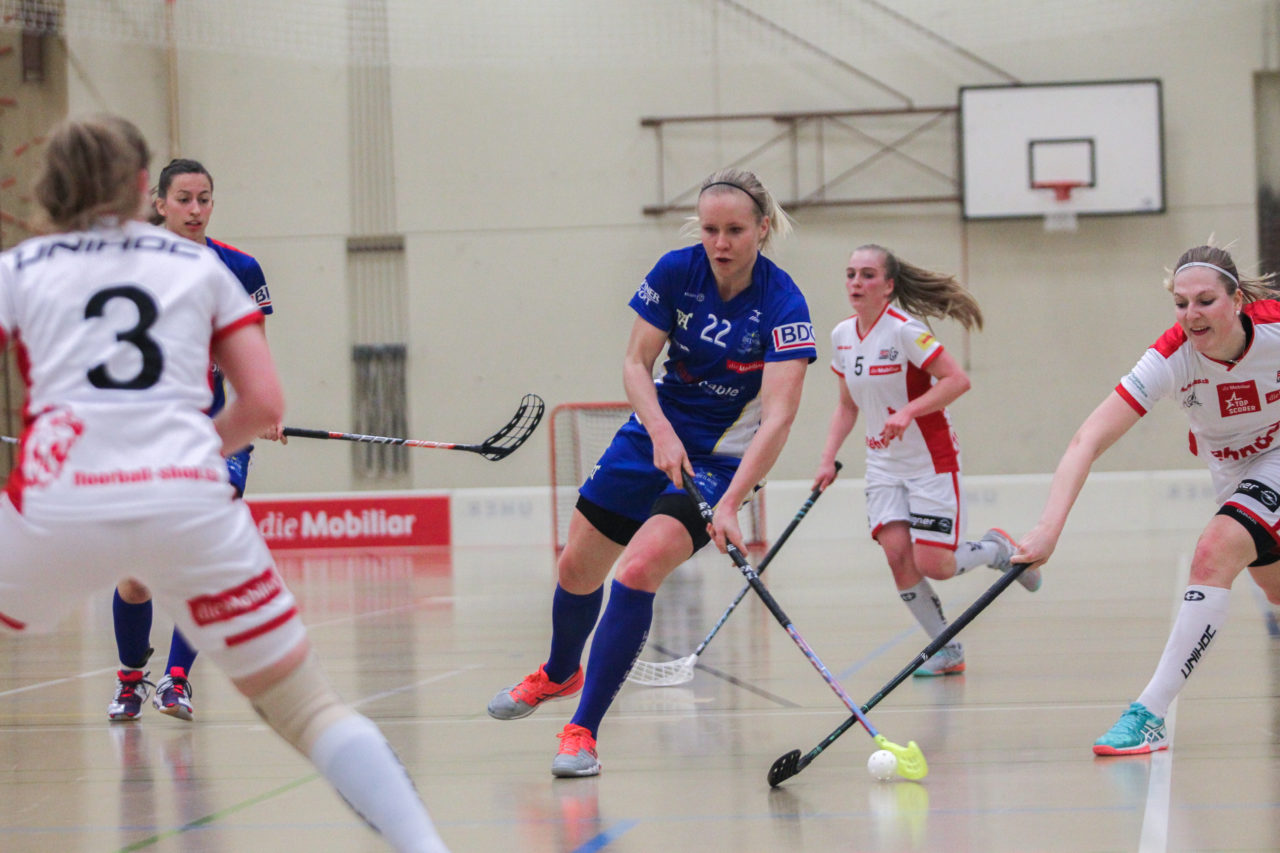 Hüenerweid (Dietlikon), 03.03.2017, Unihockey Damen NLA 21. Runde, UHC Dietlikon - UH Red Lions Frauenfeld, Laura Mertsalmi (Nr. 22, UHC Dietlikon) mit einem Abschlussversuch

(Claudio Schwarz, unihockey-fotos.ch)

Copyright: Claudio Schwarz, unihockey-fotos.ch – Dieses Bild wurde durch swiss unihockey lizenziert und darf ausschliesslich auf den Online-Kanälen von swiss unihockey verwendet werden. Die redaktionelle oder kommerzielle Nutzung durch Dritte (Medien, Vereine, Unternehmen oder Privatpersonen) per Download von diesem flickr-Account ist ausgeschlossen. Das Bild kann bei Interesse via unihockey-fotos.ch kostenpflichtig lizenziert werden. unihockey-fotos.ch behält sich vor, fehlbaren Medien, Vereinen, Unternehmen oder Privatpersonen Bilder mit einem Zuschlag in Rechnung zu stellen.