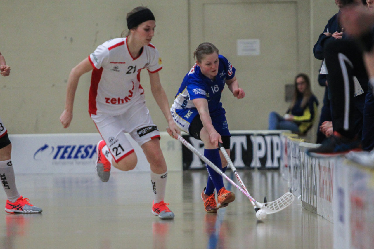 Hüenerweid (Dietlikon), 03.03.2017, Unihockey Damen NLA 21. Runde, UHC Dietlikon - UH Red Lions Frauenfeld, Marianne Gämperli (Nr. 21, UH Red Lions) vor Rahel Zellweger (Nr. 18, UHC Dietlikon) am Ball

(Claudio Schwarz, unihockey-fotos.ch)

Copyright: Claudio Schwarz, unihockey-fotos.ch – Dieses Bild wurde durch swiss unihockey lizenziert und darf ausschliesslich auf den Online-Kanälen von swiss unihockey verwendet werden. Die redaktionelle oder kommerzielle Nutzung durch Dritte (Medien, Vereine, Unternehmen oder Privatpersonen) per Download von diesem flickr-Account ist ausgeschlossen. Das Bild kann bei Interesse via unihockey-fotos.ch kostenpflichtig lizenziert werden. unihockey-fotos.ch behält sich vor, fehlbaren Medien, Vereinen, Unternehmen oder Privatpersonen Bilder mit einem Zuschlag in Rechnung zu stellen.