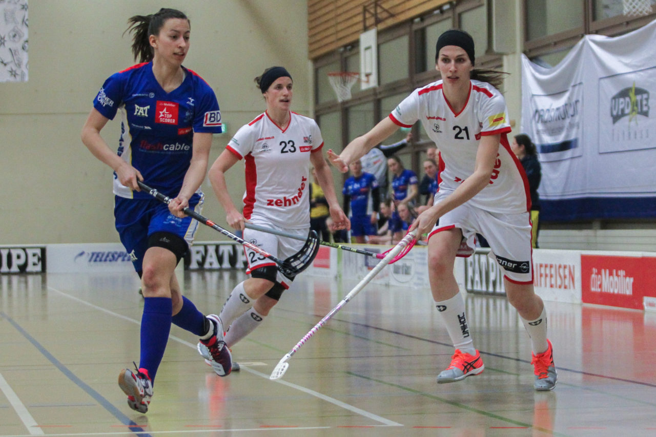 Hüenerweid (Dietlikon), 03.03.2017, Unihockey Damen NLA 21. Runde, UHC Dietlikon - UH Red Lions Frauenfeld, Andrea Gaemperli (Nr. 5, UHC Dietlikon) im Geschwisterduell mit Marianne Gämperli (Nr. 21, UH Red Lions)

(Claudio Schwarz, unihockey-fotos.ch)

Copyright: Claudio Schwarz, unihockey-fotos.ch – Dieses Bild wurde durch swiss unihockey lizenziert und darf ausschliesslich auf den Online-Kanälen von swiss unihockey verwendet werden. Die redaktionelle oder kommerzielle Nutzung durch Dritte (Medien, Vereine, Unternehmen oder Privatpersonen) per Download von diesem flickr-Account ist ausgeschlossen. Das Bild kann bei Interesse via unihockey-fotos.ch kostenpflichtig lizenziert werden. unihockey-fotos.ch behält sich vor, fehlbaren Medien, Vereinen, Unternehmen oder Privatpersonen Bilder mit einem Zuschlag in Rechnung zu stellen.