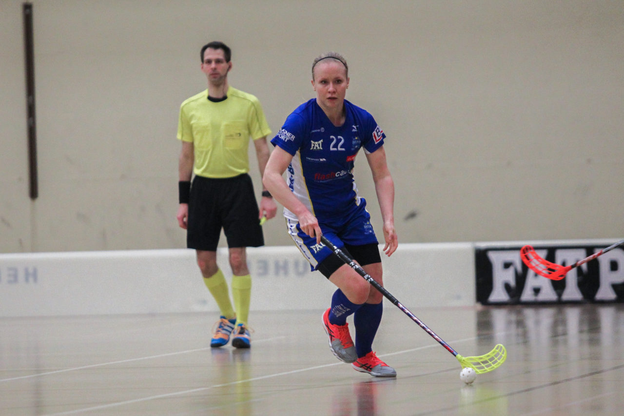 Hüenerweid (Dietlikon), 03.03.2017, Unihockey Damen NLA 21. Runde, UHC Dietlikon - UH Red Lions Frauenfeld, Laura Mertsalmi (Nr. 22, UHC Dietlikon) am Ball

(Claudio Schwarz, unihockey-fotos.ch)

Copyright: Claudio Schwarz, unihockey-fotos.ch – Dieses Bild wurde durch swiss unihockey lizenziert und darf ausschliesslich auf den Online-Kanälen von swiss unihockey verwendet werden. Die redaktionelle oder kommerzielle Nutzung durch Dritte (Medien, Vereine, Unternehmen oder Privatpersonen) per Download von diesem flickr-Account ist ausgeschlossen. Das Bild kann bei Interesse via unihockey-fotos.ch kostenpflichtig lizenziert werden. unihockey-fotos.ch behält sich vor, fehlbaren Medien, Vereinen, Unternehmen oder Privatpersonen Bilder mit einem Zuschlag in Rechnung zu stellen.