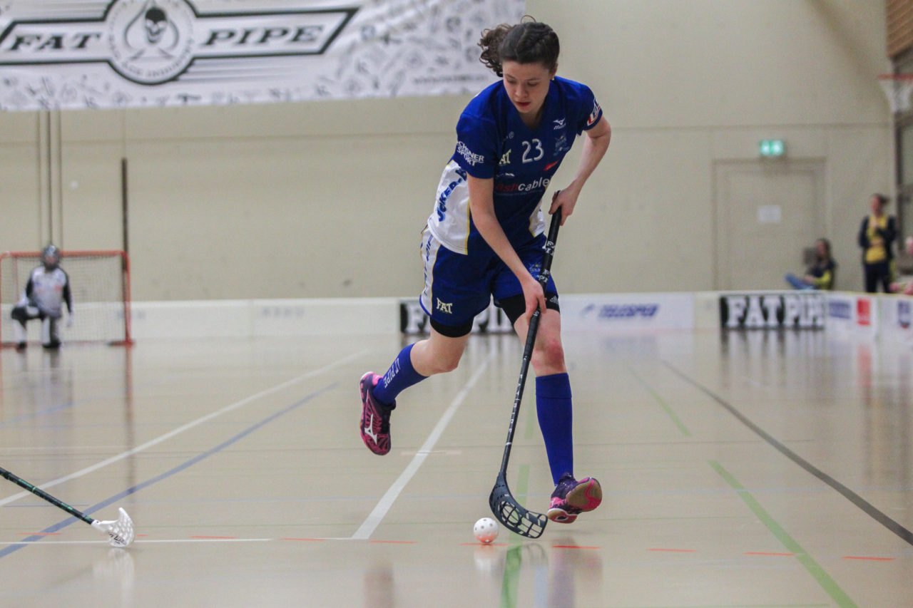 Hüenerweid (Dietlikon), 03.03.2017, Unihockey Damen NLA 21. Runde, UHC Dietlikon - UH Red Lions Frauenfeld, Isabelle Gerig (Nr. 23, UHC Dietlikon) am Ball

(Claudio Schwarz, unihockey-fotos.ch)

Copyright: Claudio Schwarz, unihockey-fotos.ch – Dieses Bild wurde durch swiss unihockey lizenziert und darf ausschliesslich auf den Online-Kanälen von swiss unihockey verwendet werden. Die redaktionelle oder kommerzielle Nutzung durch Dritte (Medien, Vereine, Unternehmen oder Privatpersonen) per Download von diesem flickr-Account ist ausgeschlossen. Das Bild kann bei Interesse via unihockey-fotos.ch kostenpflichtig lizenziert werden. unihockey-fotos.ch behält sich vor, fehlbaren Medien, Vereinen, Unternehmen oder Privatpersonen Bilder mit einem Zuschlag in Rechnung zu stellen.
