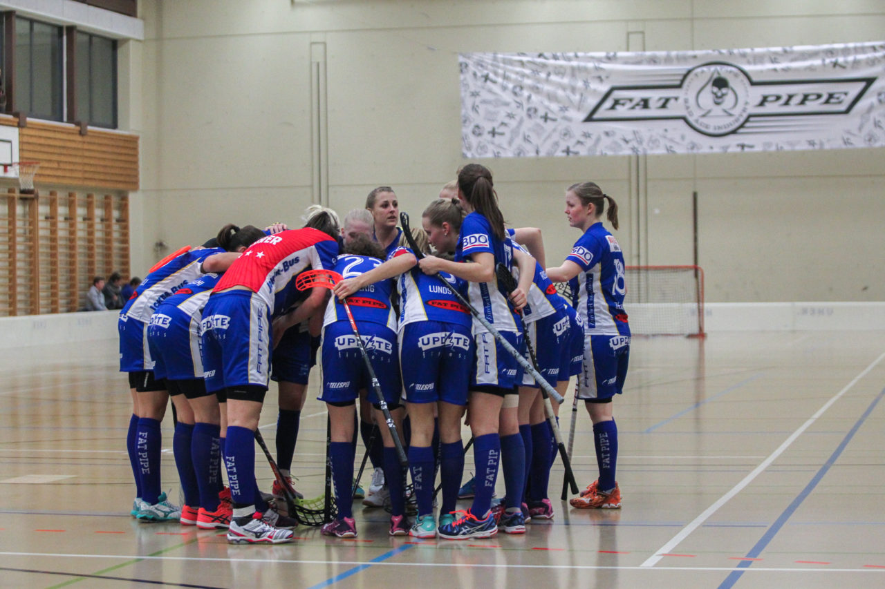 Hüenerweid (Dietlikon), 03.03.2017, Unihockey Damen NLA 21. Runde, UHC Dietlikon - UH Red Lions Frauenfeld, Torjubel UHC Dietlikon

(Claudio Schwarz, unihockey-fotos.ch)

Copyright: Claudio Schwarz, unihockey-fotos.ch – Dieses Bild wurde durch swiss unihockey lizenziert und darf ausschliesslich auf den Online-Kanälen von swiss unihockey verwendet werden. Die redaktionelle oder kommerzielle Nutzung durch Dritte (Medien, Vereine, Unternehmen oder Privatpersonen) per Download von diesem flickr-Account ist ausgeschlossen. Das Bild kann bei Interesse via unihockey-fotos.ch kostenpflichtig lizenziert werden. unihockey-fotos.ch behält sich vor, fehlbaren Medien, Vereinen, Unternehmen oder Privatpersonen Bilder mit einem Zuschlag in Rechnung zu stellen.