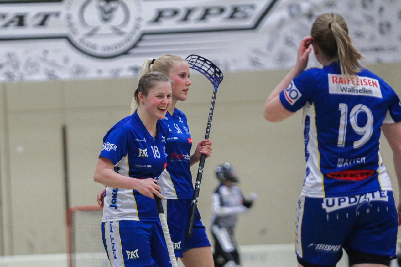 Hüenerweid (Dietlikon), 03.03.2017, Unihockey Damen NLA 21. Runde, UHC Dietlikon - UH Red Lions Frauenfeld, Rahel Zellweger (Nr. 18, UHC Dietlikon) bejubelt über ihren Treffer

(Claudio Schwarz, unihockey-fotos.ch)

Copyright: Claudio Schwarz, unihockey-fotos.ch – Dieses Bild wurde durch swiss unihockey lizenziert und darf ausschliesslich auf den Online-Kanälen von swiss unihockey verwendet werden. Die redaktionelle oder kommerzielle Nutzung durch Dritte (Medien, Vereine, Unternehmen oder Privatpersonen) per Download von diesem flickr-Account ist ausgeschlossen. Das Bild kann bei Interesse via unihockey-fotos.ch kostenpflichtig lizenziert werden. unihockey-fotos.ch behält sich vor, fehlbaren Medien, Vereinen, Unternehmen oder Privatpersonen Bilder mit einem Zuschlag in Rechnung zu stellen.