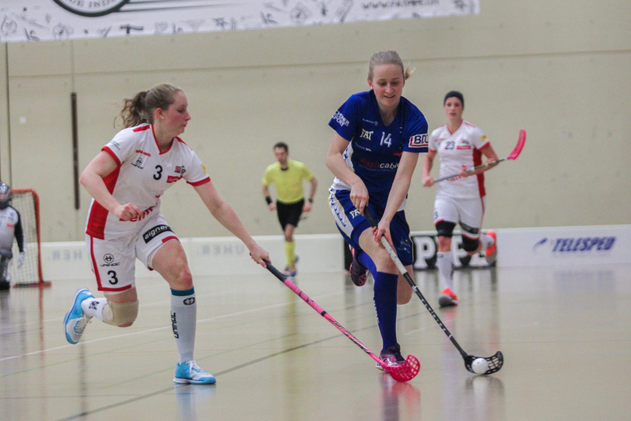 Hüenerweid (Dietlikon), 03.03.2017, Unihockey Damen NLA 21. Runde, UHC Dietlikon - UH Red Lions Frauenfeld, Sindy Rüegger (Nr. 14, UHC Dietlikon) mit einem Abschlussversuch

(Claudio Schwarz, unihockey-fotos.ch)

Copyright: Claudio Schwarz, unihockey-fotos.ch – Dieses Bild wurde durch swiss unihockey lizenziert und darf ausschliesslich auf den Online-Kanälen von swiss unihockey verwendet werden. Die redaktionelle oder kommerzielle Nutzung durch Dritte (Medien, Vereine, Unternehmen oder Privatpersonen) per Download von diesem flickr-Account ist ausgeschlossen. Das Bild kann bei Interesse via unihockey-fotos.ch kostenpflichtig lizenziert werden. unihockey-fotos.ch behält sich vor, fehlbaren Medien, Vereinen, Unternehmen oder Privatpersonen Bilder mit einem Zuschlag in Rechnung zu stellen.