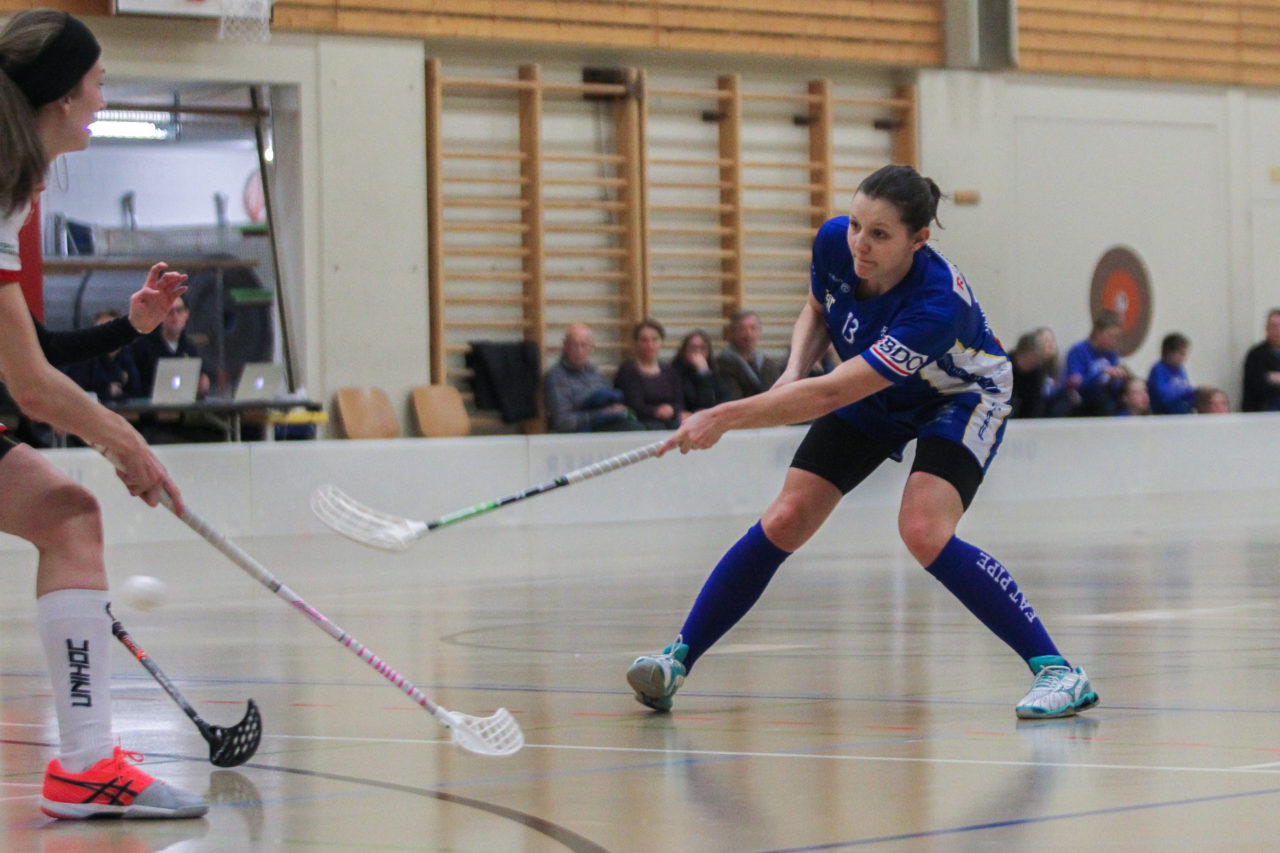 Hüenerweid (Dietlikon), 03.03.2017, Unihockey Damen NLA 21. Runde, UHC Dietlikon - UH Red Lions Frauenfeld, Linda Pedrazzoli (Nr. 13, UHC Dietlikon) mit dem 9:0

(Claudio Schwarz, unihockey-fotos.ch)

Copyright: Claudio Schwarz, unihockey-fotos.ch – Dieses Bild wurde durch swiss unihockey lizenziert und darf ausschliesslich auf den Online-Kanälen von swiss unihockey verwendet werden. Die redaktionelle oder kommerzielle Nutzung durch Dritte (Medien, Vereine, Unternehmen oder Privatpersonen) per Download von diesem flickr-Account ist ausgeschlossen. Das Bild kann bei Interesse via unihockey-fotos.ch kostenpflichtig lizenziert werden. unihockey-fotos.ch behält sich vor, fehlbaren Medien, Vereinen, Unternehmen oder Privatpersonen Bilder mit einem Zuschlag in Rechnung zu stellen.