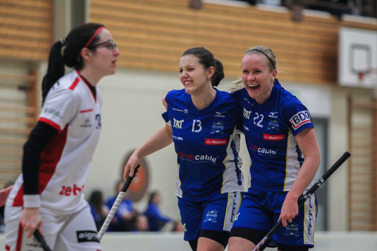 Hüenerweid (Dietlikon), 03.03.2017, Unihockey Damen NLA 21. Runde, UHC Dietlikon - UH Red Lions Frauenfeld, Linda Pedrazzoli (Nr. 13, UHC Dietlikon) jubelt mit Laura Mertsalmi (Nr. 22, UHC Dietlikon)

(Claudio Schwarz, unihockey-fotos.ch)

Copyright: Claudio Schwarz, unihockey-fotos.ch – Dieses Bild wurde durch swiss unihockey lizenziert und darf ausschliesslich auf den Online-Kanälen von swiss unihockey verwendet werden. Die redaktionelle oder kommerzielle Nutzung durch Dritte (Medien, Vereine, Unternehmen oder Privatpersonen) per Download von diesem flickr-Account ist ausgeschlossen. Das Bild kann bei Interesse via unihockey-fotos.ch kostenpflichtig lizenziert werden. unihockey-fotos.ch behält sich vor, fehlbaren Medien, Vereinen, Unternehmen oder Privatpersonen Bilder mit einem Zuschlag in Rechnung zu stellen.