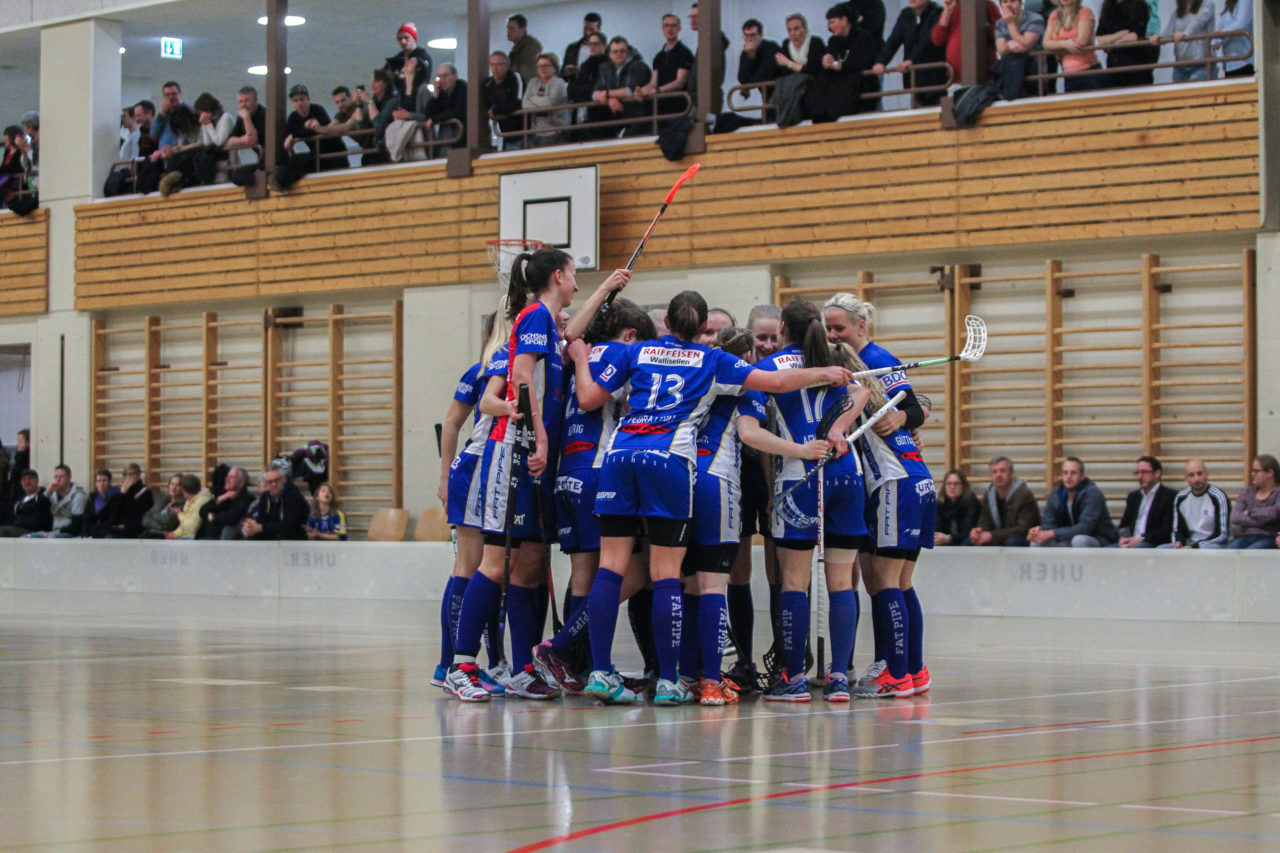 Hüenerweid (Dietlikon), 03.03.2017, Unihockey Damen NLA 21. Runde, UHC Dietlikon - UH Red Lions Frauenfeld, Torjubel UHC Dietlikon

(Claudio Schwarz, unihockey-fotos.ch)

Copyright: Claudio Schwarz, unihockey-fotos.ch – Dieses Bild wurde durch swiss unihockey lizenziert und darf ausschliesslich auf den Online-Kanälen von swiss unihockey verwendet werden. Die redaktionelle oder kommerzielle Nutzung durch Dritte (Medien, Vereine, Unternehmen oder Privatpersonen) per Download von diesem flickr-Account ist ausgeschlossen. Das Bild kann bei Interesse via unihockey-fotos.ch kostenpflichtig lizenziert werden. unihockey-fotos.ch behält sich vor, fehlbaren Medien, Vereinen, Unternehmen oder Privatpersonen Bilder mit einem Zuschlag in Rechnung zu stellen.