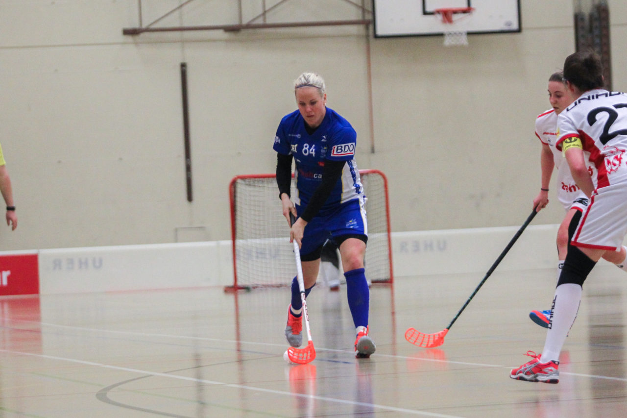 Hüenerweid (Dietlikon), 03.03.2017, Unihockey Damen NLA 21. Runde, UHC Dietlikon - UH Red Lions Frauenfeld, Ann-Sofie Sundholm (Nr. 84, UHC Dietlikon) am Ball

(Claudio Schwarz, unihockey-fotos.ch)

Copyright: Claudio Schwarz, unihockey-fotos.ch – Dieses Bild wurde durch swiss unihockey lizenziert und darf ausschliesslich auf den Online-Kanälen von swiss unihockey verwendet werden. Die redaktionelle oder kommerzielle Nutzung durch Dritte (Medien, Vereine, Unternehmen oder Privatpersonen) per Download von diesem flickr-Account ist ausgeschlossen. Das Bild kann bei Interesse via unihockey-fotos.ch kostenpflichtig lizenziert werden. unihockey-fotos.ch behält sich vor, fehlbaren Medien, Vereinen, Unternehmen oder Privatpersonen Bilder mit einem Zuschlag in Rechnung zu stellen.