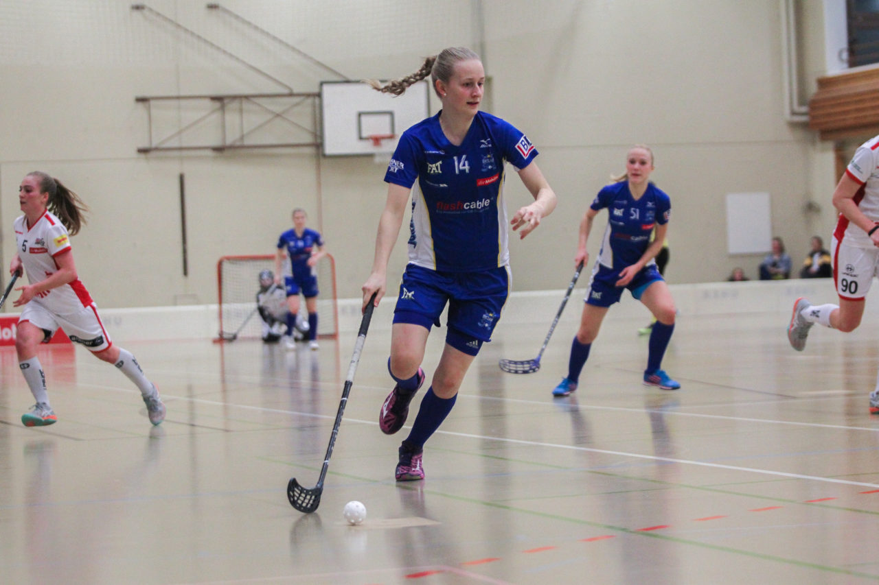 Hüenerweid (Dietlikon), 03.03.2017, Unihockey Damen NLA 21. Runde, UHC Dietlikon - UH Red Lions Frauenfeld, Sindy Rüegger (Nr. 14, UHC Dietlikon) am Ball

(Claudio Schwarz, unihockey-fotos.ch)

Copyright: Claudio Schwarz, unihockey-fotos.ch – Dieses Bild wurde durch swiss unihockey lizenziert und darf ausschliesslich auf den Online-Kanälen von swiss unihockey verwendet werden. Die redaktionelle oder kommerzielle Nutzung durch Dritte (Medien, Vereine, Unternehmen oder Privatpersonen) per Download von diesem flickr-Account ist ausgeschlossen. Das Bild kann bei Interesse via unihockey-fotos.ch kostenpflichtig lizenziert werden. unihockey-fotos.ch behält sich vor, fehlbaren Medien, Vereinen, Unternehmen oder Privatpersonen Bilder mit einem Zuschlag in Rechnung zu stellen.