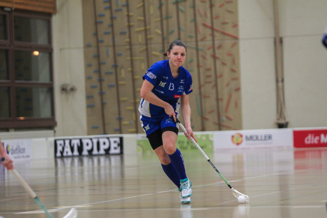 Hüenerweid (Dietlikon), 03.03.2017, Unihockey Damen NLA 21. Runde, UHC Dietlikon - UH Red Lions Frauenfeld, Linda Pedrazzoli (Nr. 13, UHC Dietlikon) am Ball

(Claudio Schwarz, unihockey-fotos.ch)

Copyright: Claudio Schwarz, unihockey-fotos.ch – Dieses Bild wurde durch swiss unihockey lizenziert und darf ausschliesslich auf den Online-Kanälen von swiss unihockey verwendet werden. Die redaktionelle oder kommerzielle Nutzung durch Dritte (Medien, Vereine, Unternehmen oder Privatpersonen) per Download von diesem flickr-Account ist ausgeschlossen. Das Bild kann bei Interesse via unihockey-fotos.ch kostenpflichtig lizenziert werden. unihockey-fotos.ch behält sich vor, fehlbaren Medien, Vereinen, Unternehmen oder Privatpersonen Bilder mit einem Zuschlag in Rechnung zu stellen.