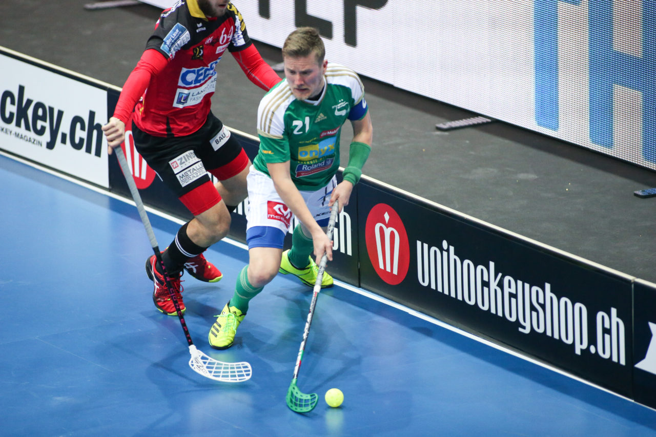 SWISS Arena (Kloten), 22.04.2017, Unihockey Herren Superfinal, SV Wiler-Ersigen - UHC Alligator Malans, Tatu Väänänen (Nr. 21, SV Wiler-Ersigen)

(Severin Binkert, unihockey-fotos.ch)

Copyright: Severin Binkert, unihockey-fotos.ch – Dieses Bild wurde durch swiss unihockey lizenziert und darf ausschliesslich auf den Online-Kanälen von swiss unihockey verwendet werden. Die redaktionelle oder kommerzielle Nutzung durch Dritte (Medien, Vereine, Unternehmen oder Privatpersonen) per Download von diesem flickr-Account ist ausgeschlossen. Das Bild kann bei Interesse via unihockey-fotos.ch kostenpflichtig lizenziert werden. unihockey-fotos.ch behält sich vor, fehlbaren Medien, Vereinen, Unternehmen oder Privatpersonen Bilder mit einem Zuschlag in Rechnung zu stellen.