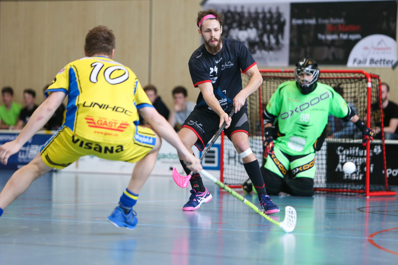 Kirchwiess (Egg), 02.04.2017, Unihockey Herren NLB/1.Liga, UHC Pfannenstiel Egg - UHT Schüpbach, Sven Bier (Nr. 29, UHC Pfannenstiel Egg)

(Severin Binkert, unihockey-fotos.ch)

Copyright: Severin Binkert, unihockey-fotos.ch – Dieses Bild wurde durch swiss unihockey lizenziert und darf ausschliesslich auf den Online-Kanälen von swiss unihockey verwendet werden. Die redaktionelle oder kommerzielle Nutzung durch Dritte (Medien, Vereine, Unternehmen oder Privatpersonen) per Download von diesem flickr-Account ist ausgeschlossen. Das Bild kann bei Interesse via unihockey-fotos.ch kostenpflichtig lizenziert werden. unihockey-fotos.ch behält sich vor, fehlbaren Medien, Vereinen, Unternehmen oder Privatpersonen Bilder mit einem Zuschlag in Rechnung zu stellen.