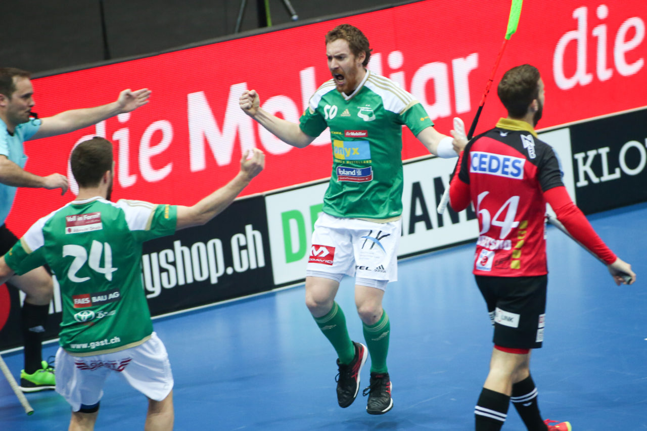 SWISS Arena (Kloten), 22.04.2017, Unihockey Herren Superfinal, SV Wiler-Ersigen - UHC Alligator Malans, Patrick Mendelin (Nr. 50, SV Wiler-Ersigen)

(Severin Binkert, unihockey-fotos.ch)

Copyright: Severin Binkert, unihockey-fotos.ch – Dieses Bild wurde durch swiss unihockey lizenziert und darf ausschliesslich auf den Online-Kanälen von swiss unihockey verwendet werden. Die redaktionelle oder kommerzielle Nutzung durch Dritte (Medien, Vereine, Unternehmen oder Privatpersonen) per Download von diesem flickr-Account ist ausgeschlossen. Das Bild kann bei Interesse via unihockey-fotos.ch kostenpflichtig lizenziert werden. unihockey-fotos.ch behält sich vor, fehlbaren Medien, Vereinen, Unternehmen oder Privatpersonen Bilder mit einem Zuschlag in Rechnung zu stellen.