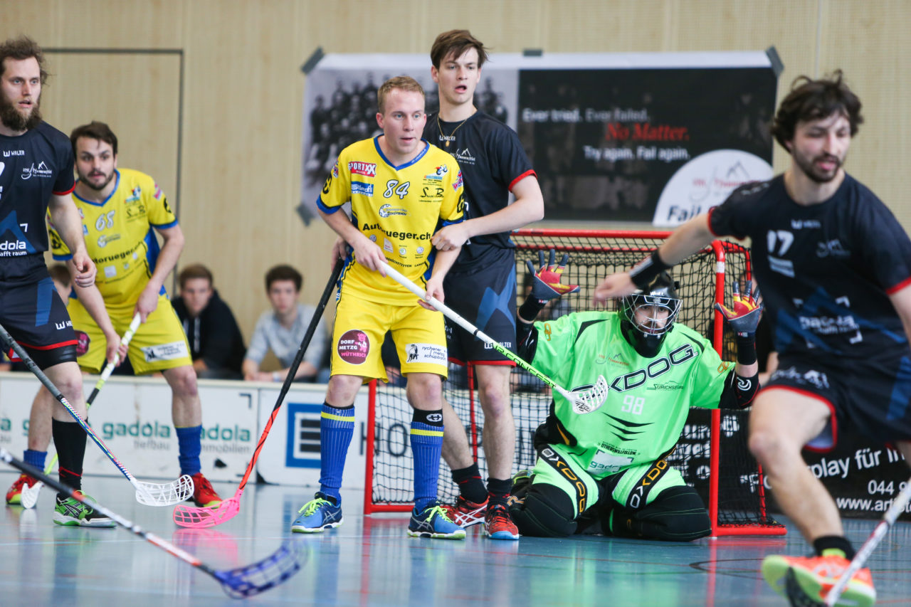 Kirchwiess (Egg), 02.04.2017, Unihockey Herren NLB/1.Liga, UHC Pfannenstiel Egg - UHT Schüpbach, Philipp Rüegsegger (Nr. 84, UHT Schüpbach) und Florian Spälti (Nr. 2, UHC Pfannenstiel Egg)

(Severin Binkert, unihockey-fotos.ch)

Copyright: Severin Binkert, unihockey-fotos.ch – Dieses Bild wurde durch swiss unihockey lizenziert und darf ausschliesslich auf den Online-Kanälen von swiss unihockey verwendet werden. Die redaktionelle oder kommerzielle Nutzung durch Dritte (Medien, Vereine, Unternehmen oder Privatpersonen) per Download von diesem flickr-Account ist ausgeschlossen. Das Bild kann bei Interesse via unihockey-fotos.ch kostenpflichtig lizenziert werden. unihockey-fotos.ch behält sich vor, fehlbaren Medien, Vereinen, Unternehmen oder Privatpersonen Bilder mit einem Zuschlag in Rechnung zu stellen.