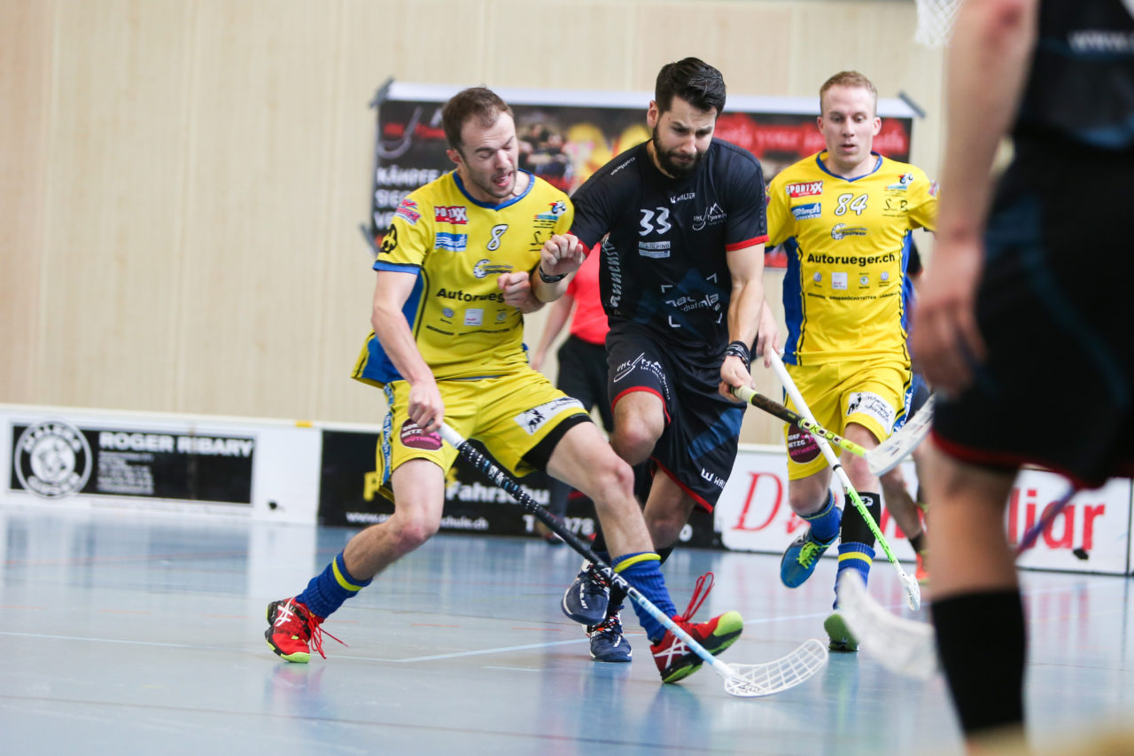 Kirchwiess (Egg), 02.04.2017, Unihockey Herren NLB/1.Liga, UHC Pfannenstiel Egg - UHT Schüpbach, Thomas Steffen (Nr. 8, UHT Schüpbach) und Heinz Wickli (Nr. 33, UHC Pfannenstiel Egg)

(Severin Binkert, unihockey-fotos.ch)

Copyright: Severin Binkert, unihockey-fotos.ch – Dieses Bild wurde durch swiss unihockey lizenziert und darf ausschliesslich auf den Online-Kanälen von swiss unihockey verwendet werden. Die redaktionelle oder kommerzielle Nutzung durch Dritte (Medien, Vereine, Unternehmen oder Privatpersonen) per Download von diesem flickr-Account ist ausgeschlossen. Das Bild kann bei Interesse via unihockey-fotos.ch kostenpflichtig lizenziert werden. unihockey-fotos.ch behält sich vor, fehlbaren Medien, Vereinen, Unternehmen oder Privatpersonen Bilder mit einem Zuschlag in Rechnung zu stellen.