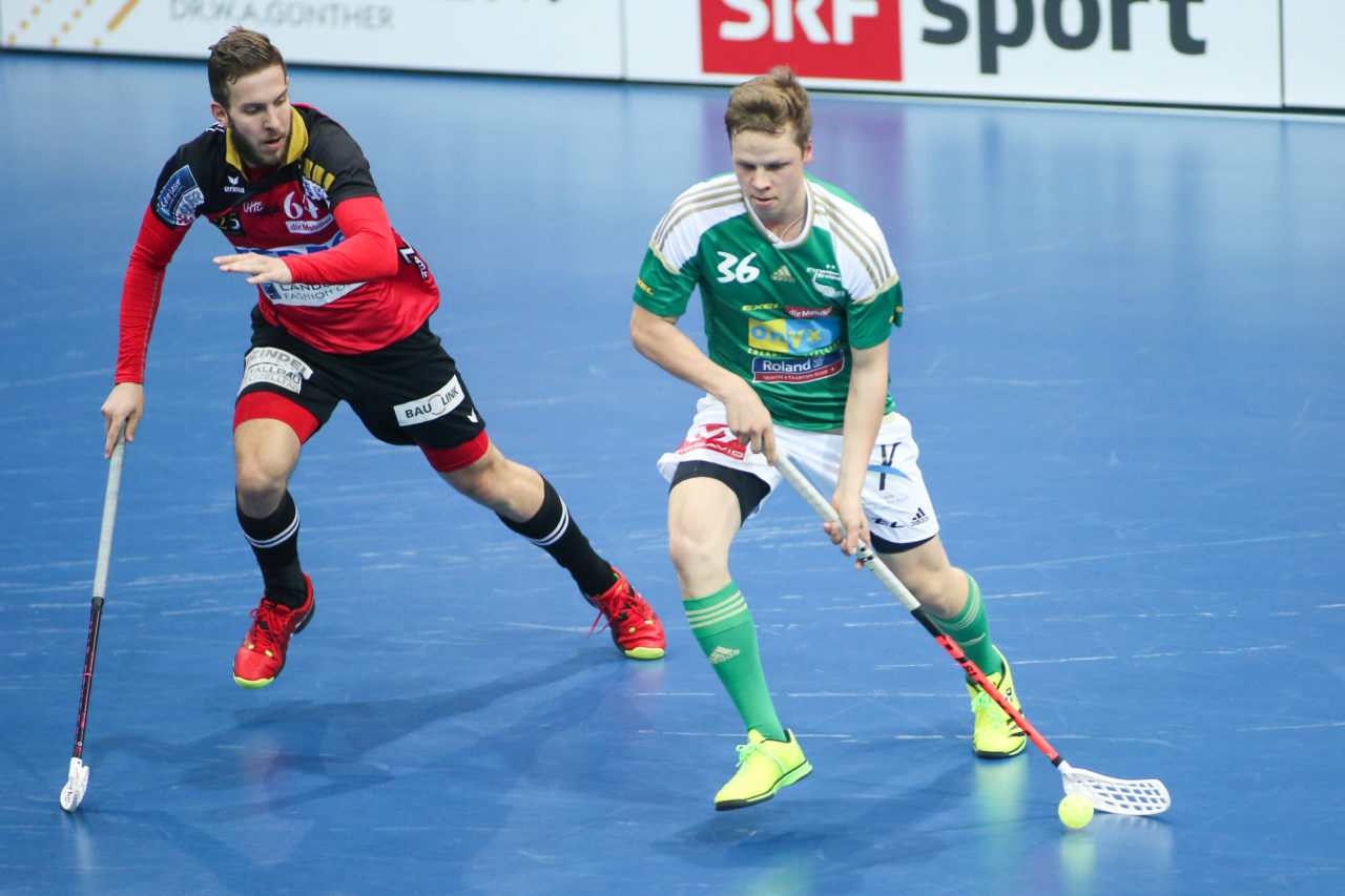 SWISS Arena (Kloten), 22.04.2017, Unihockey Herren Superfinal, SV Wiler-Ersigen - UHC Alligator Malans, Ville Lastikka (Nr. 36, SV Wiler-Ersigen)

(Severin Binkert, unihockey-fotos.ch)

Copyright: Severin Binkert, unihockey-fotos.ch – Dieses Bild wurde durch swiss unihockey lizenziert und darf ausschliesslich auf den Online-Kanälen von swiss unihockey verwendet werden. Die redaktionelle oder kommerzielle Nutzung durch Dritte (Medien, Vereine, Unternehmen oder Privatpersonen) per Download von diesem flickr-Account ist ausgeschlossen. Das Bild kann bei Interesse via unihockey-fotos.ch kostenpflichtig lizenziert werden. unihockey-fotos.ch behält sich vor, fehlbaren Medien, Vereinen, Unternehmen oder Privatpersonen Bilder mit einem Zuschlag in Rechnung zu stellen.
